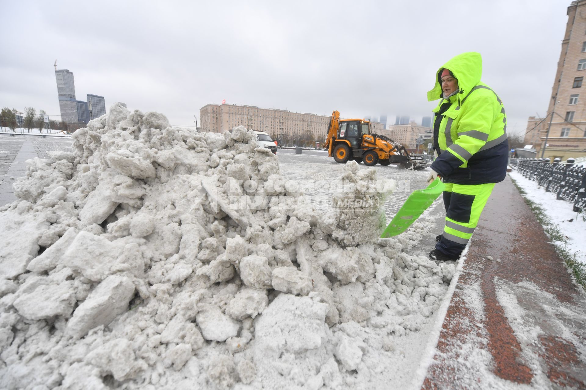 Москва. Дворник убирает снег на улице.