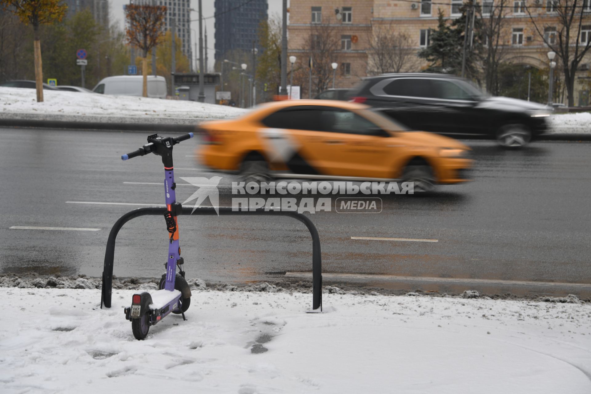 Москва. Припаркованный прокатный электросамокат у дороги.