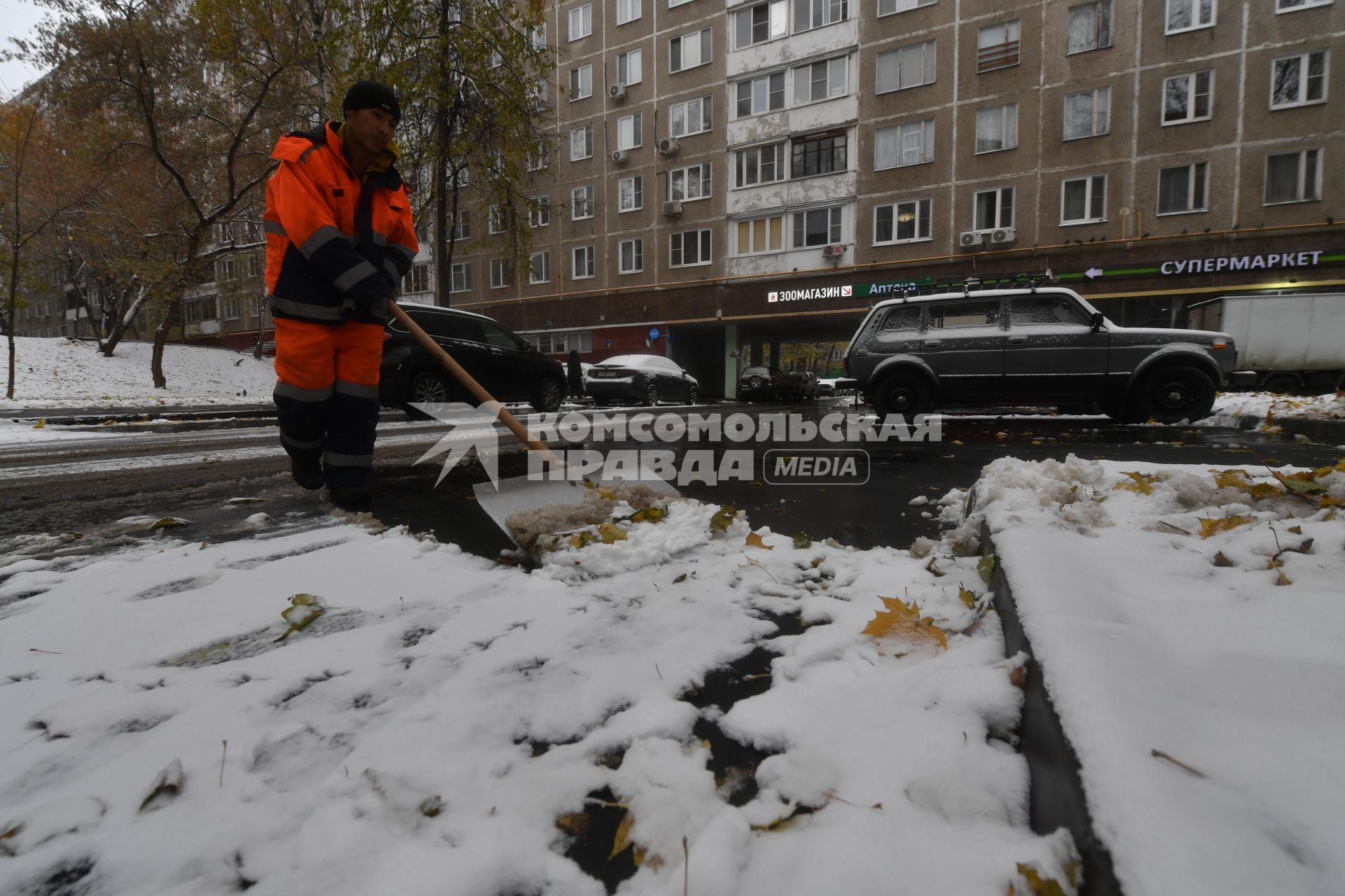 Москва. Дворник убирает снег.