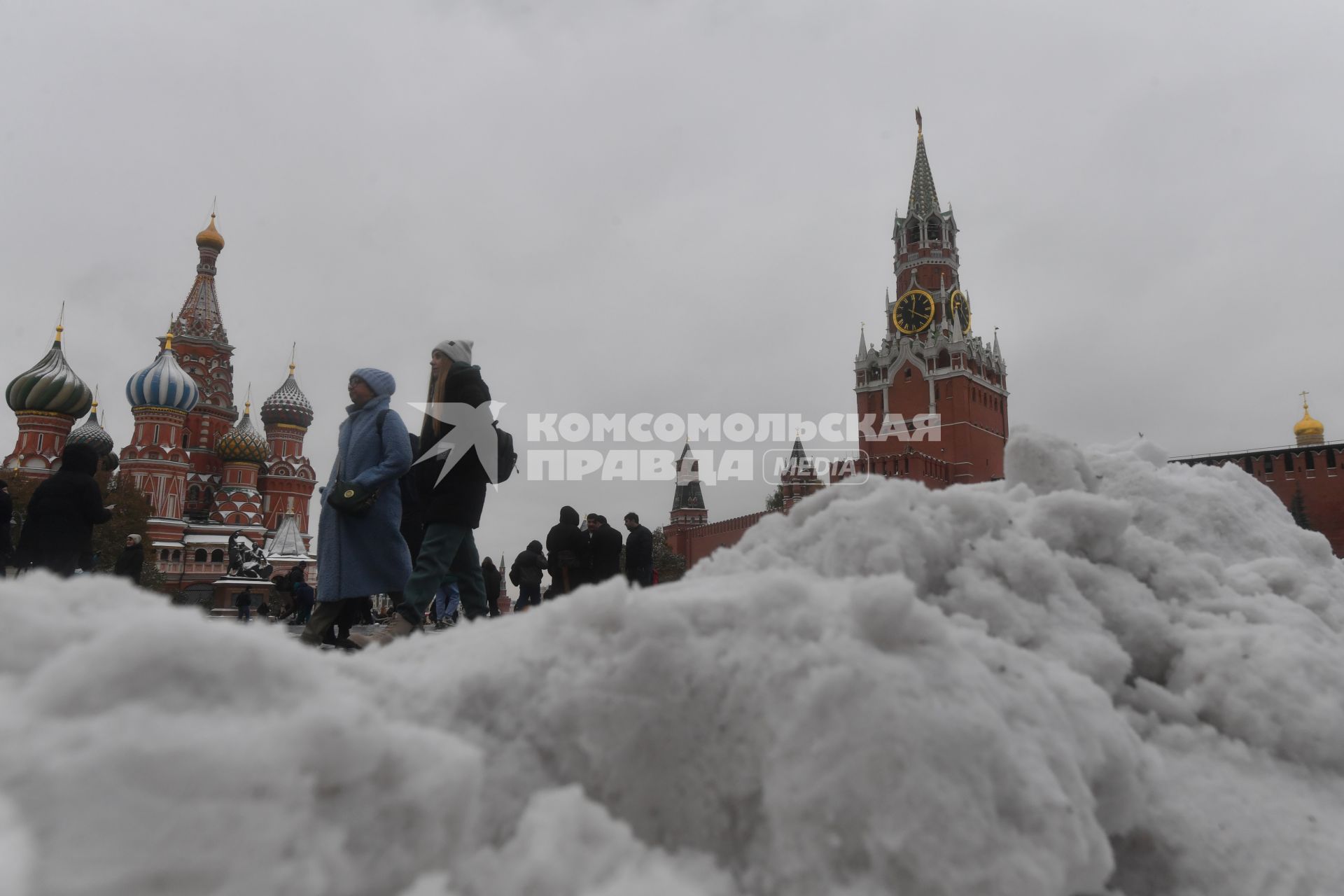 Москва. Люди голяют на Красной площади.