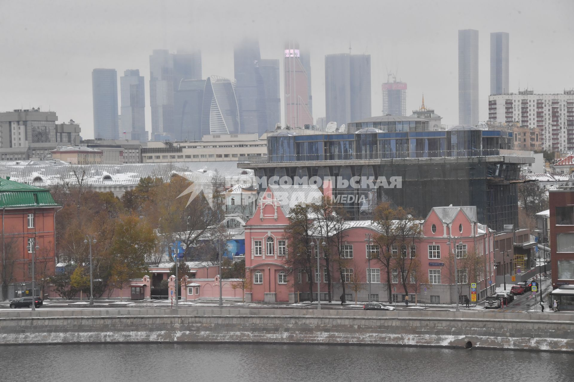 Москва.  Вид на Пречистенскую набережную.