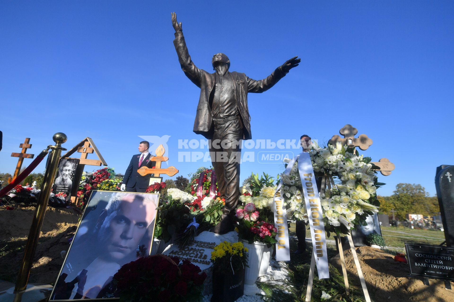 Москва. На Троекуровском кладбище отрыли памятник Борису Моисееву в годовщину его смерти.