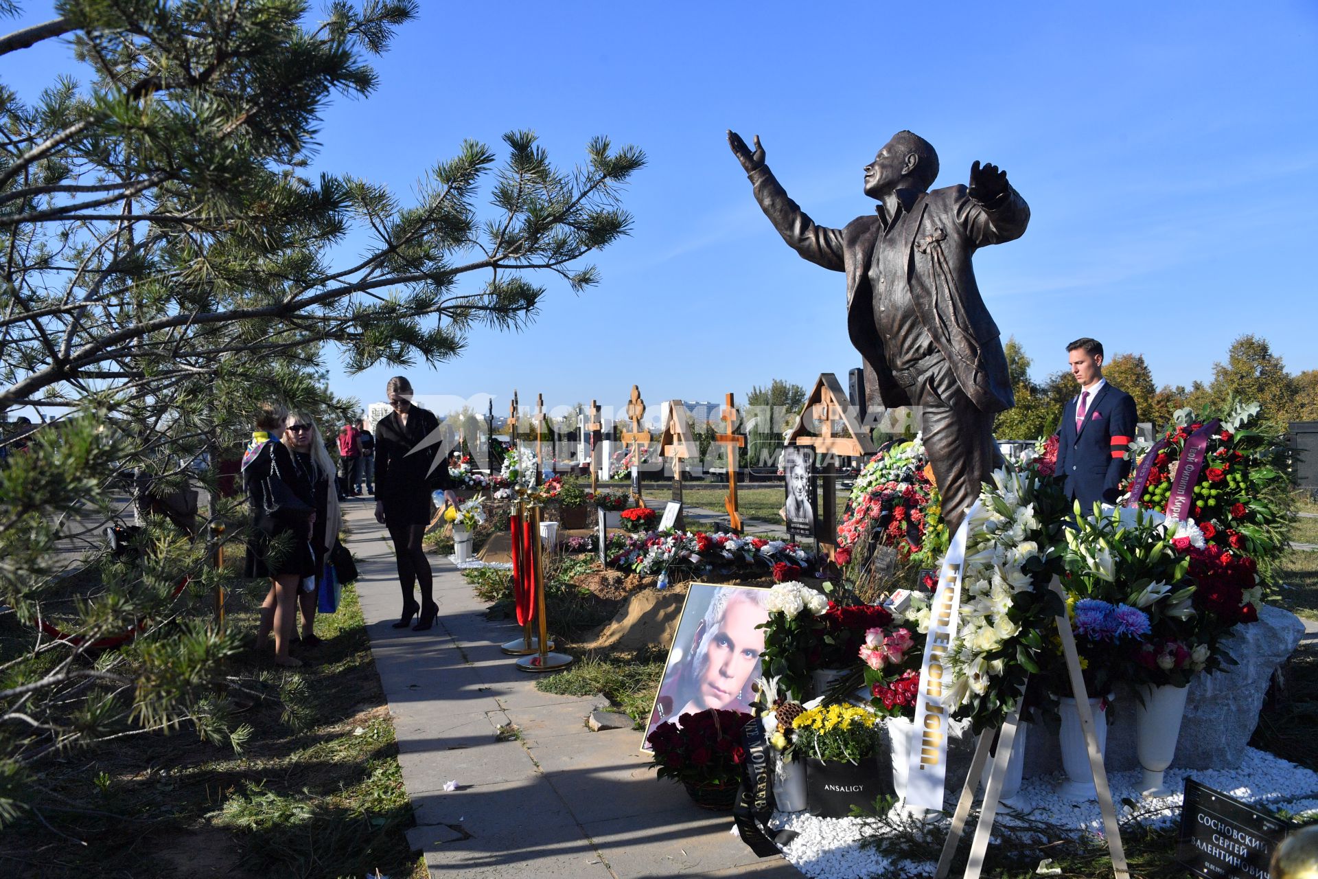 Москва. На Троекуровском кладбище отрыли памятник Борису Моисееву в годовщину его смерти.