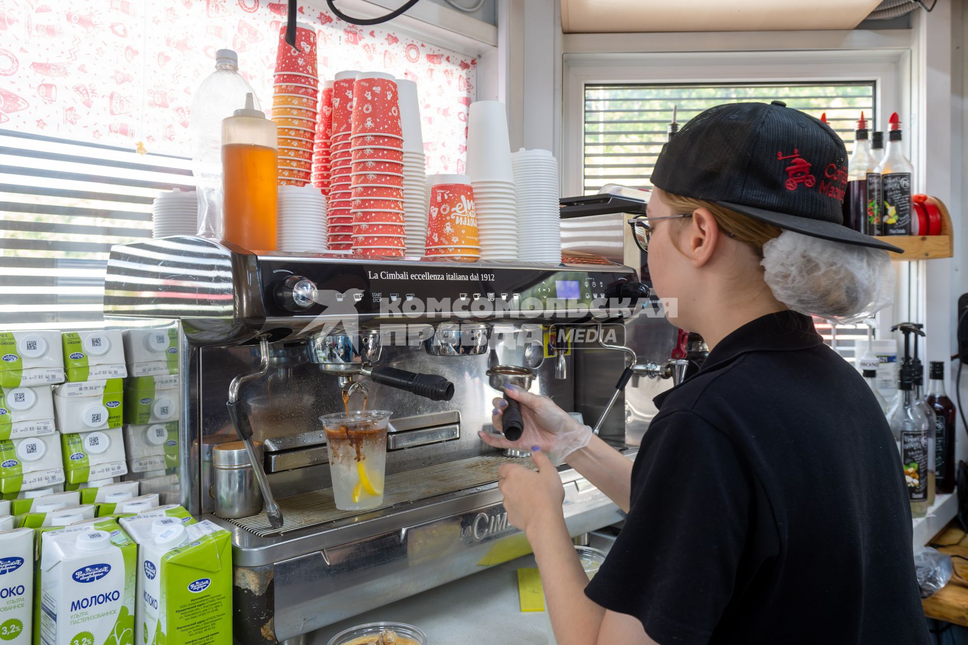 г. Владивосток. Сотрудница автокафе Coffee Machine.