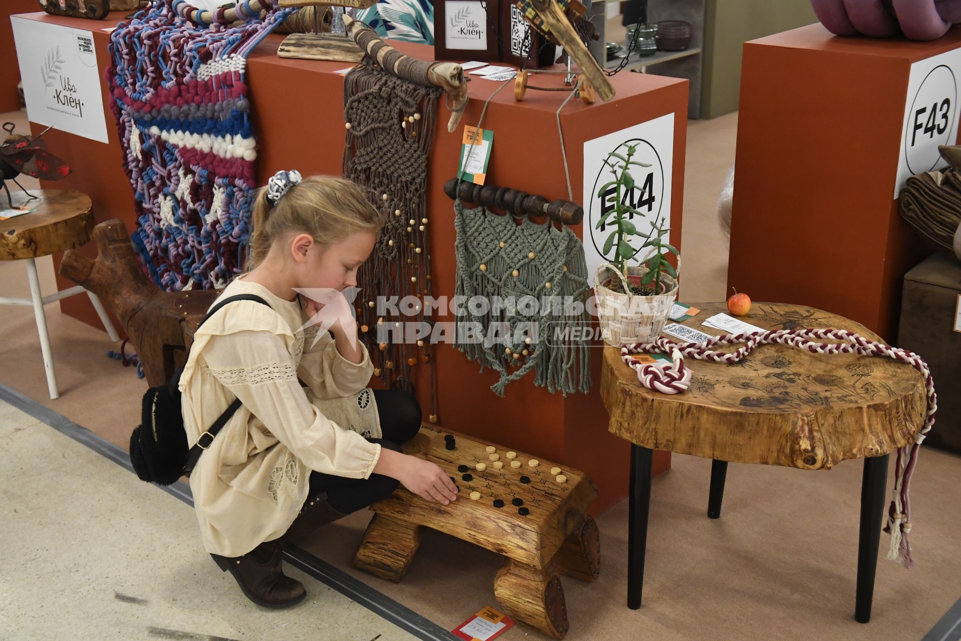 Москва.   Посетители   Московской недели интерьера и дизайна в Центральном выставочном зале `Манеж`.