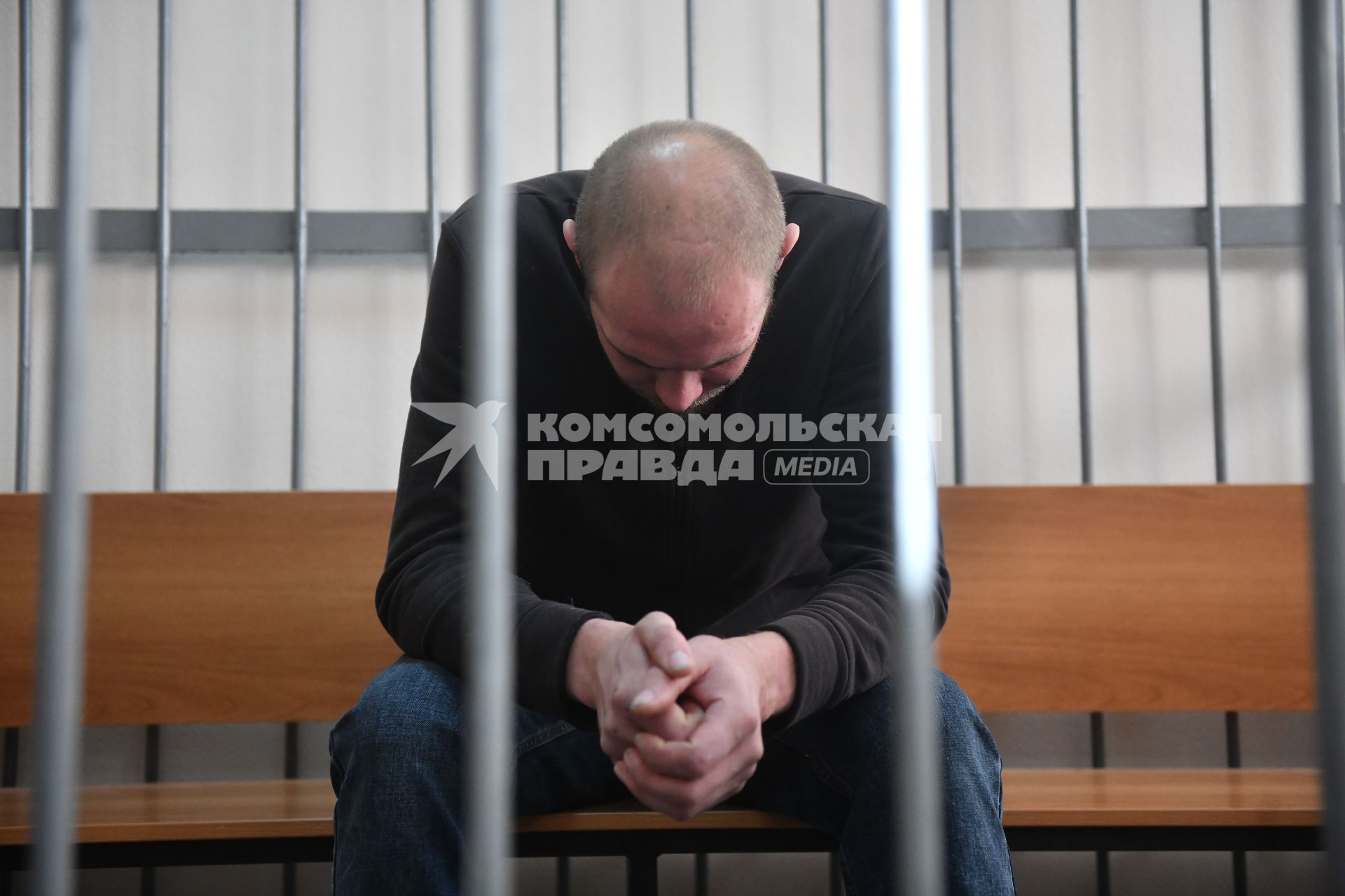 Екатеринбург. Преступник в камере зала суда, во время судебного заседания