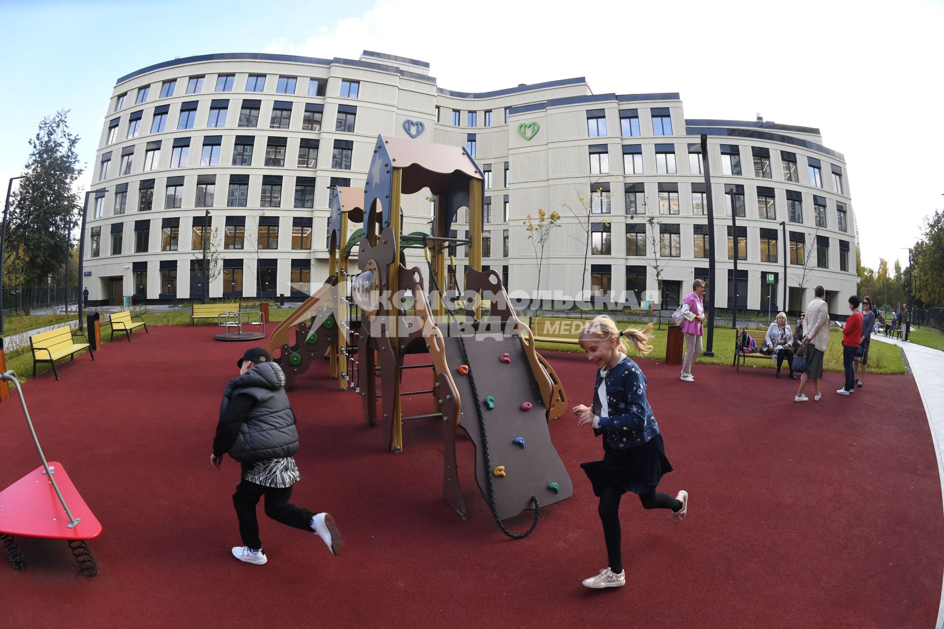 Москва. Детская площадка на территории строящейся детско-взрослой поликлиники на Ленской улице, 21А.