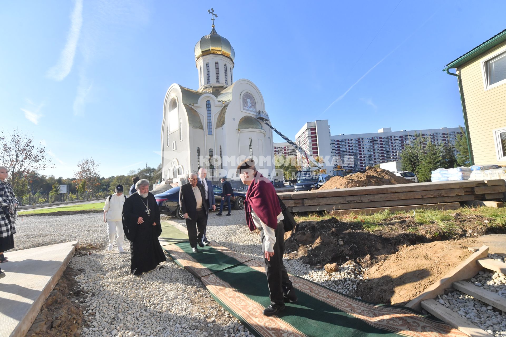 Москва. (слева направо) Протоиерей, настоятель Храма Алексия, человека Божия Леонид Кучерук, депутат Госдумы, советник мэра и патриарха по строительству Владимир Ресин и политический обозреватель КП Александр Гамов на территории строящегося храма в честь князя Владимира в Крылатском.