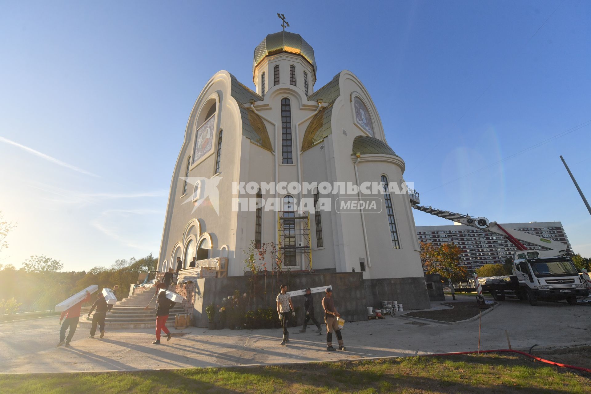 Москва. Строительство храма в честь князя Владимира в Крылатском.