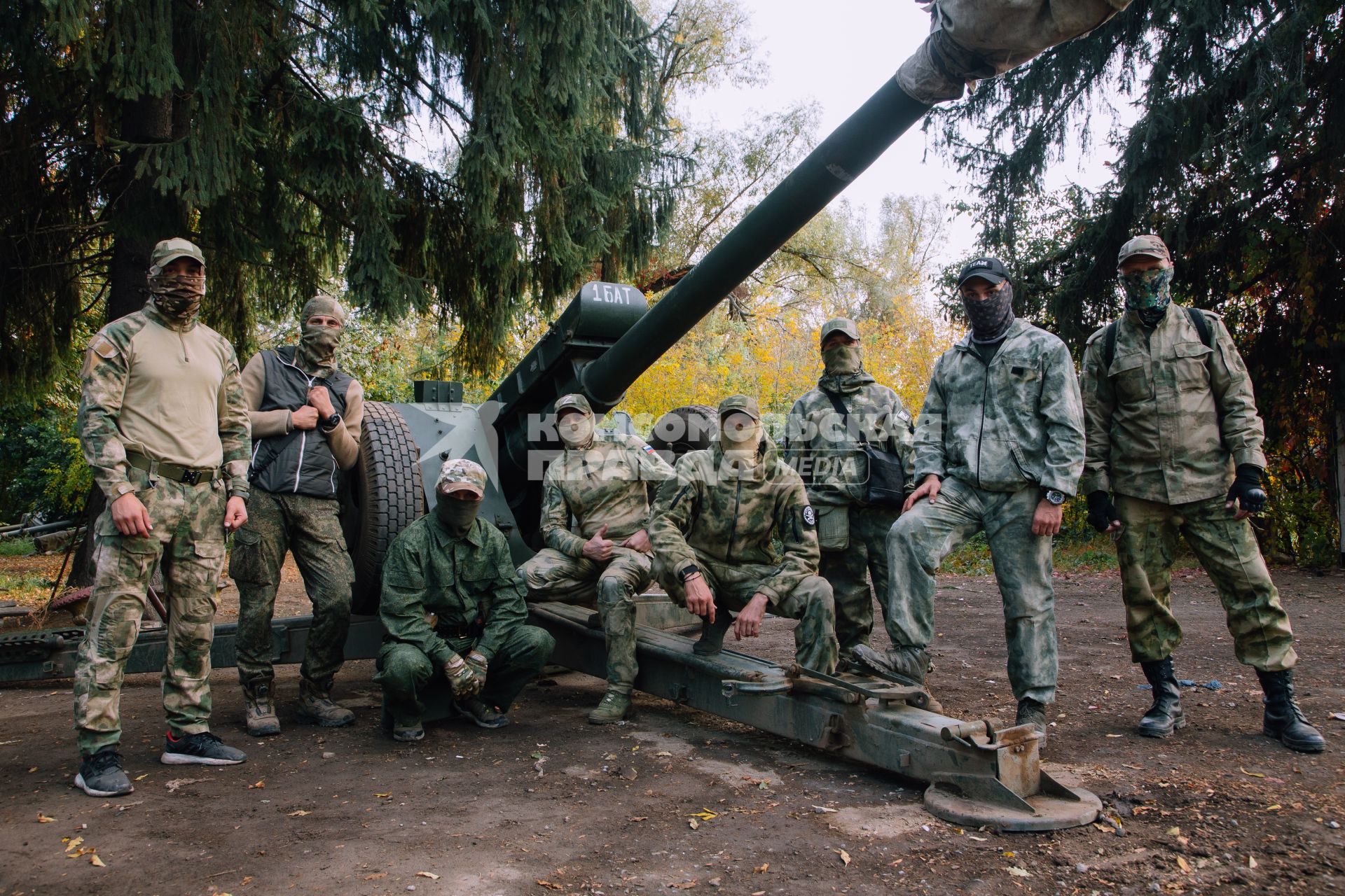 Расположение только что сформированного добровольческого подразделения казачьего батальона `Балтика` в составке бригады `Терек`. Артиллеристы бригады `Терек`.