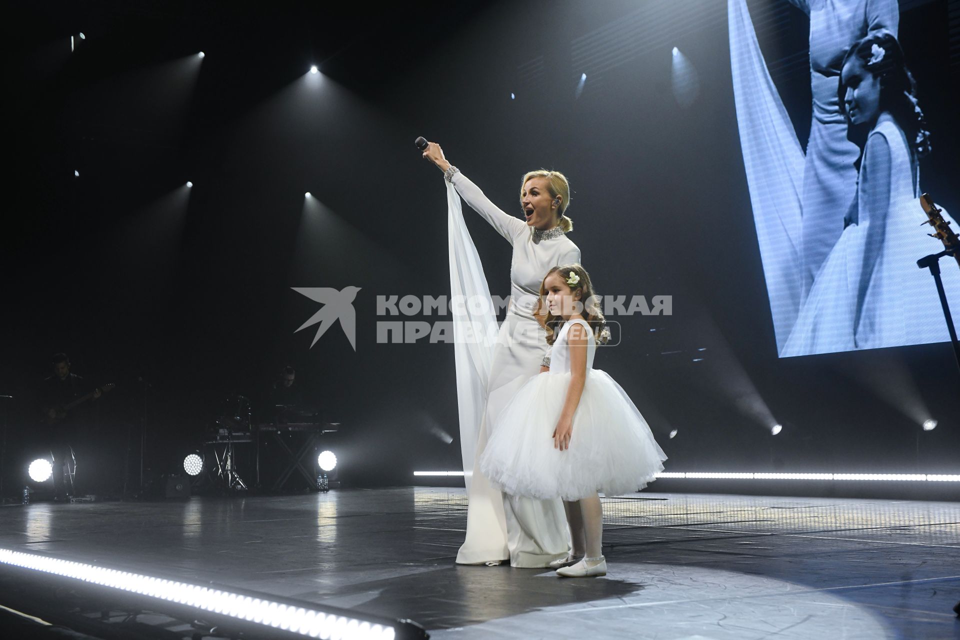 Екатеринбург. Полина Гагарина и ее дочка Мия, во время концерта на сцене \'МТС-холл\'