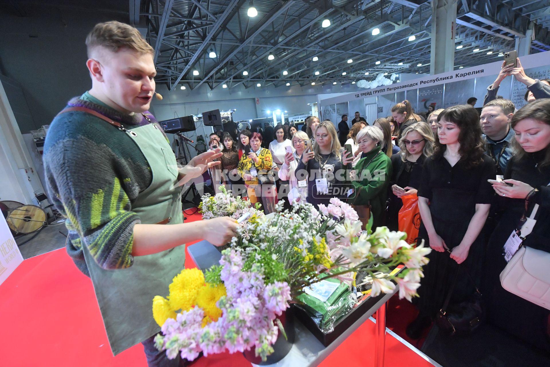 Москва. Флорист Александр Поляшов проводит мастер-класс по сбору букетов на 31-ой Международной промышленной выставки погребальных принадлежностей, похоронного сервиса мемориального искусства и архитектуры `Некрополь` в МВЦ `Крокус Экспо`.