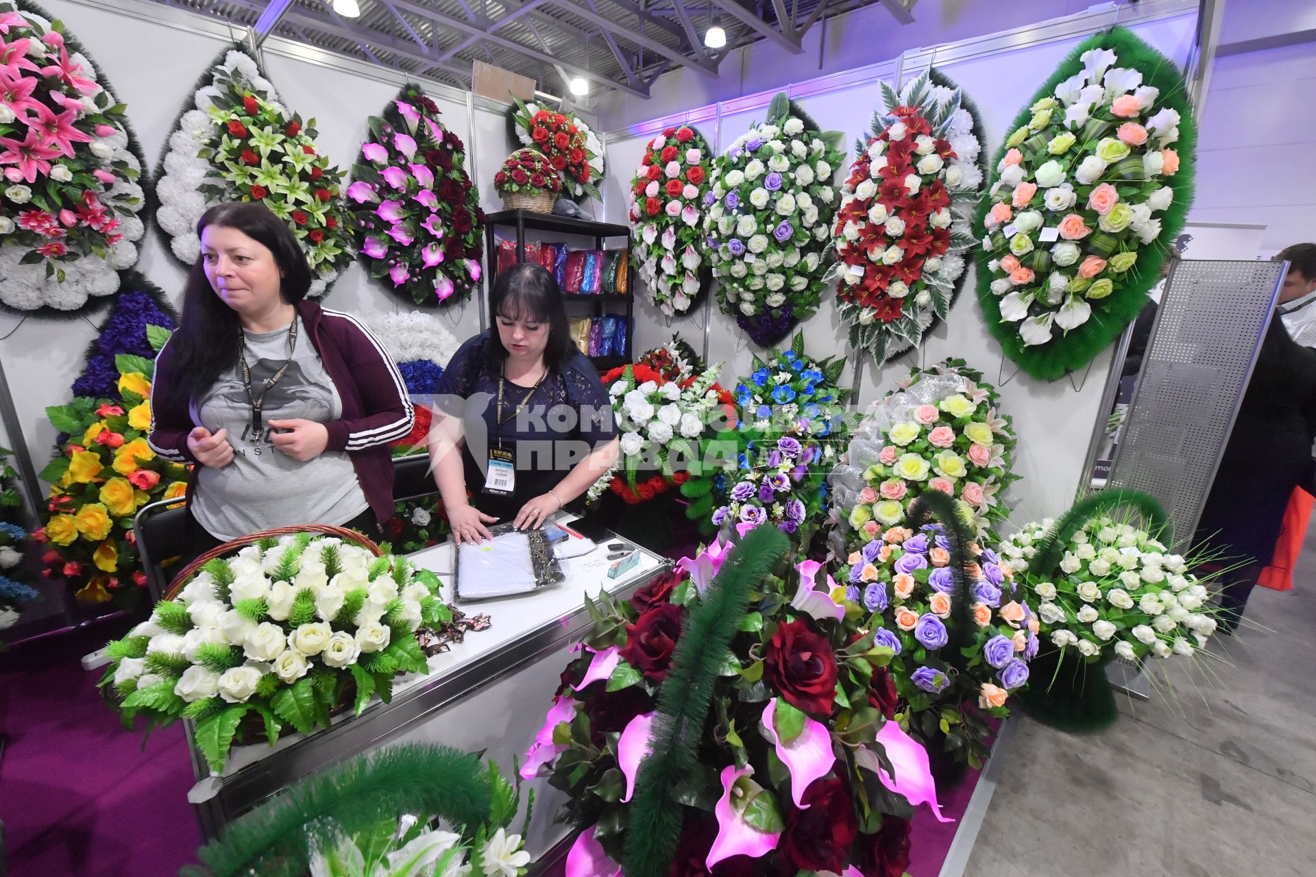 Москва. Траурные венки на 31-ой Международной промышленной выставке погребальных принадлежностей, похоронного сервиса, мемориального искусства и архитектуры `Некрополь` в МВЦ `Крокус Экспо`.