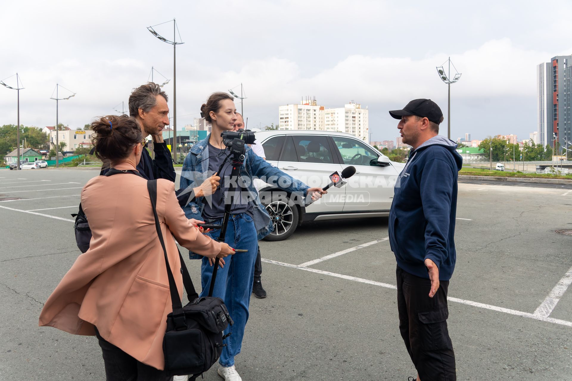 Владивосток. Блогер Александр Никулин во время автопробега `Открываем Дальний` (справа).