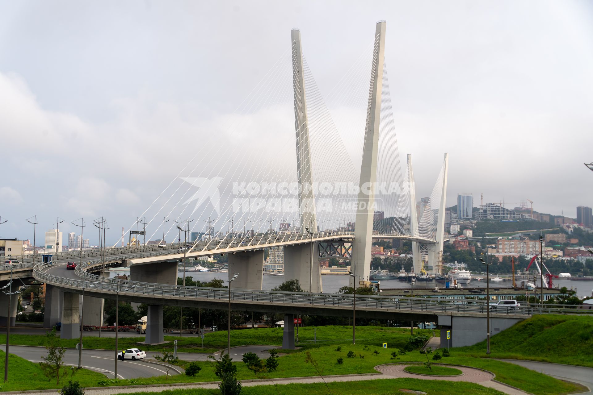 Владивосток. Золотой мост через бухту Золотой Рог.