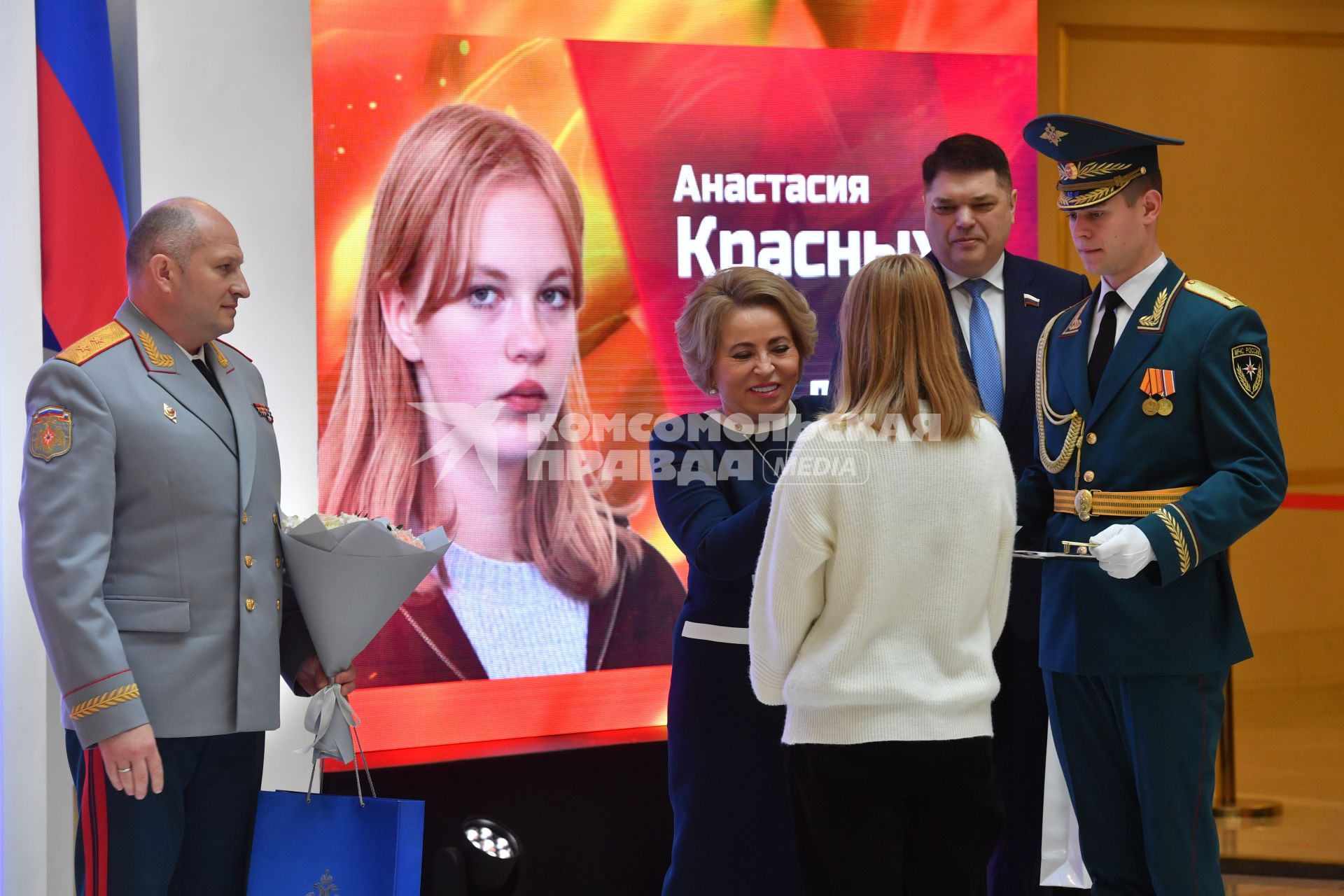 Москва.  Министр по делам гражданской обороны, чрезвычайным ситуациям и ликвидации последствий стихийных бедствий РФ Александр Куренков , Анастасия  Красных и спикер Совета Федерации РФ Валентина Матвиенко на церемонии награждения детей и подростков, проявивших личное мужество в экстремальных ситуациях и спасших человеческие жизни.