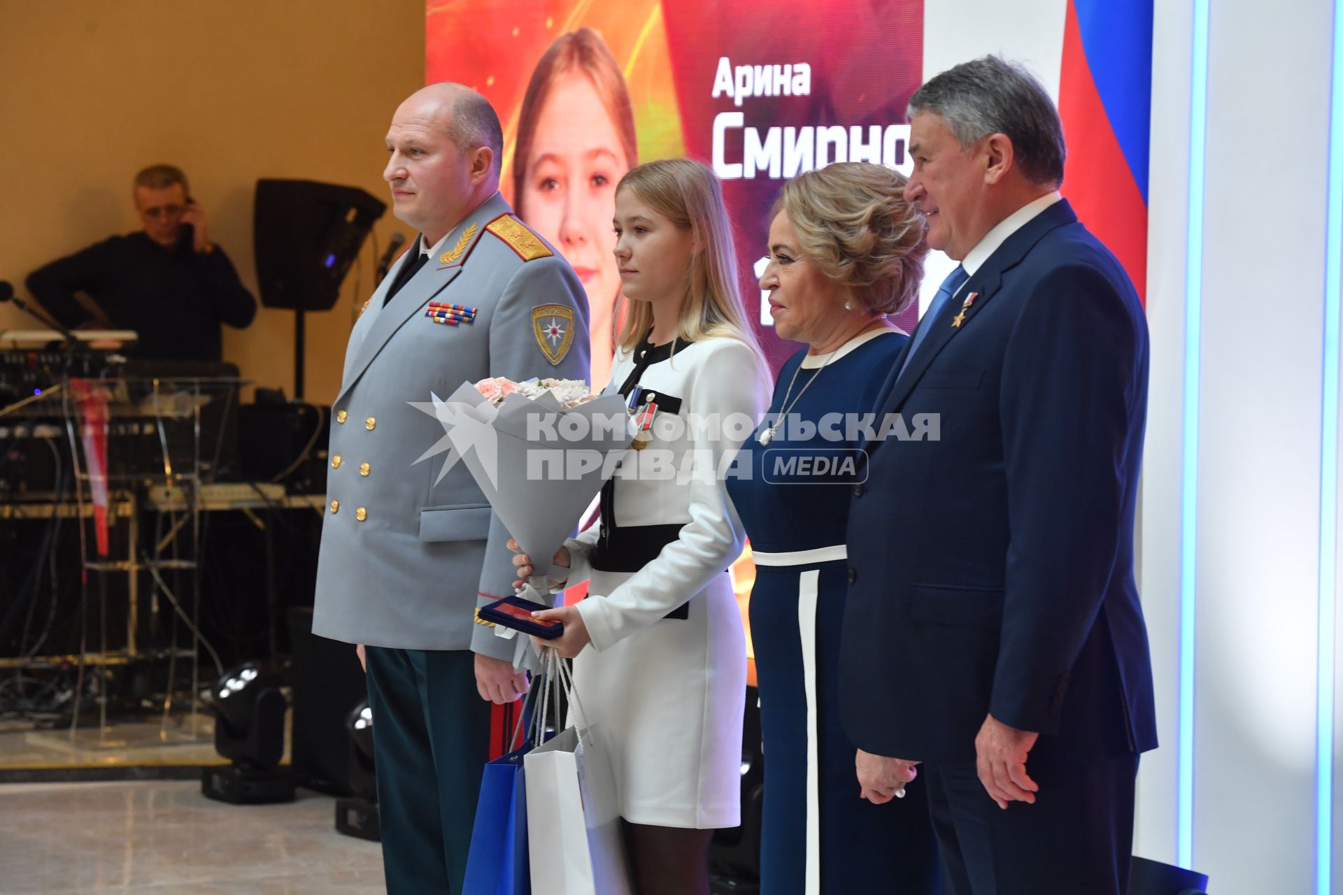 Москва.  Министр по делам гражданской обороны, чрезвычайным ситуациям и ликвидации последствий стихийных бедствий РФ Александр Куренков, Арина Смирнова и спикер Совета Федерации РФ Валентина Матвиенко и вице-спикер Совета Федерации РФ Юрий Воробьев (слева направо)  на церемонии награждения детей и подростков, проявивших личное мужество в экстремальных ситуациях и спасших человеческие жизни.