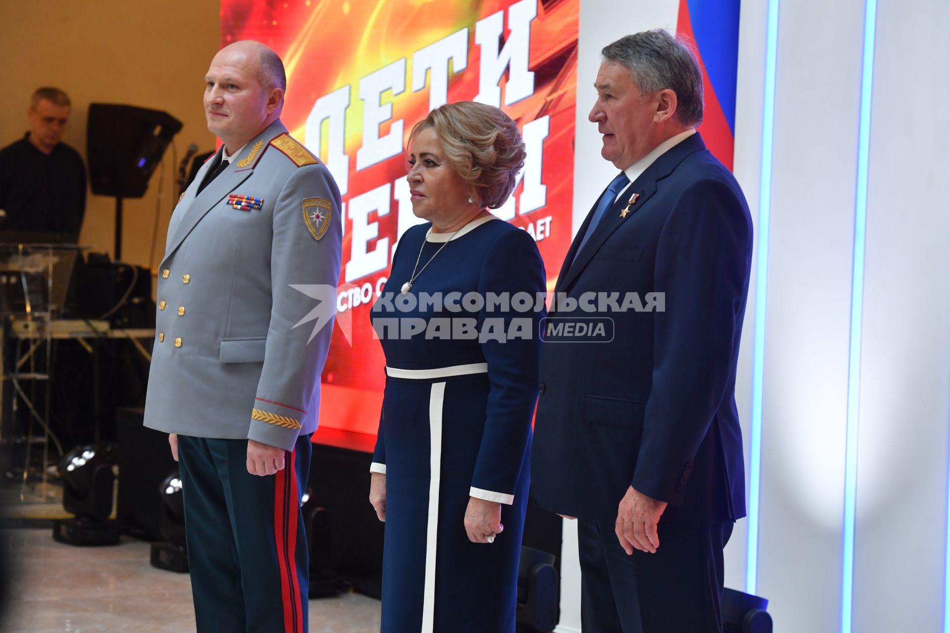 Москва.  Министр по делам гражданской обороны, чрезвычайным ситуациям и ликвидации последствий стихийных бедствий РФ Александр Куренков, спикер Совета Федерации РФ Валентина Матвиенко и вице-спикер Совета Федерации РФ Юрий Воробьев (слева направо)  на церемонии награждения детей и подростков, проявивших личное мужество в экстремальных ситуациях и спасших человеческие жизни.