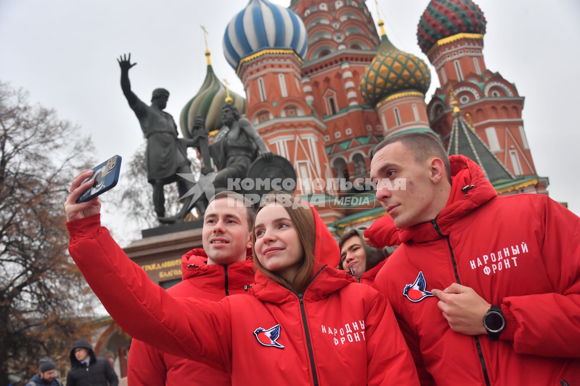 Москва. Участники Общественного движения `Народный фронт`на церемонии возложения цветов к памятнику Минину и Пожарскому в День народного единства.