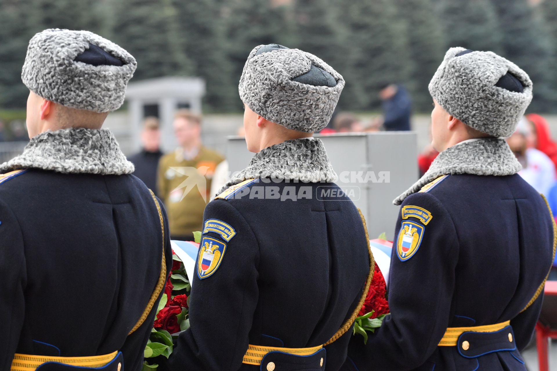 Москва. Военнослужащие Президентского полка на церемонии возложения цветов к памятнику Минину и Пожарскому в День народного единства.