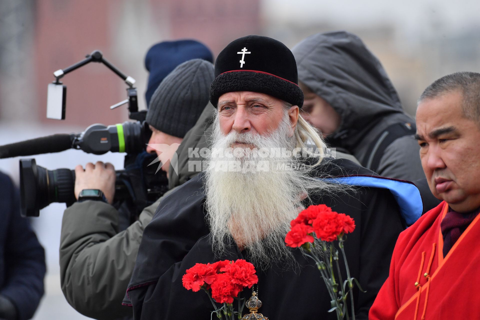 Москва. Митрополит Московский и всея Руси Русской православной старообрядческой церкви Корнилий, дид хамбо лама Буддийской традиционной сангхи России Даши-Нима Содномдоржиев на церемонии возложения цветов к памятнику Минину и Пожарскому в День народного единства.