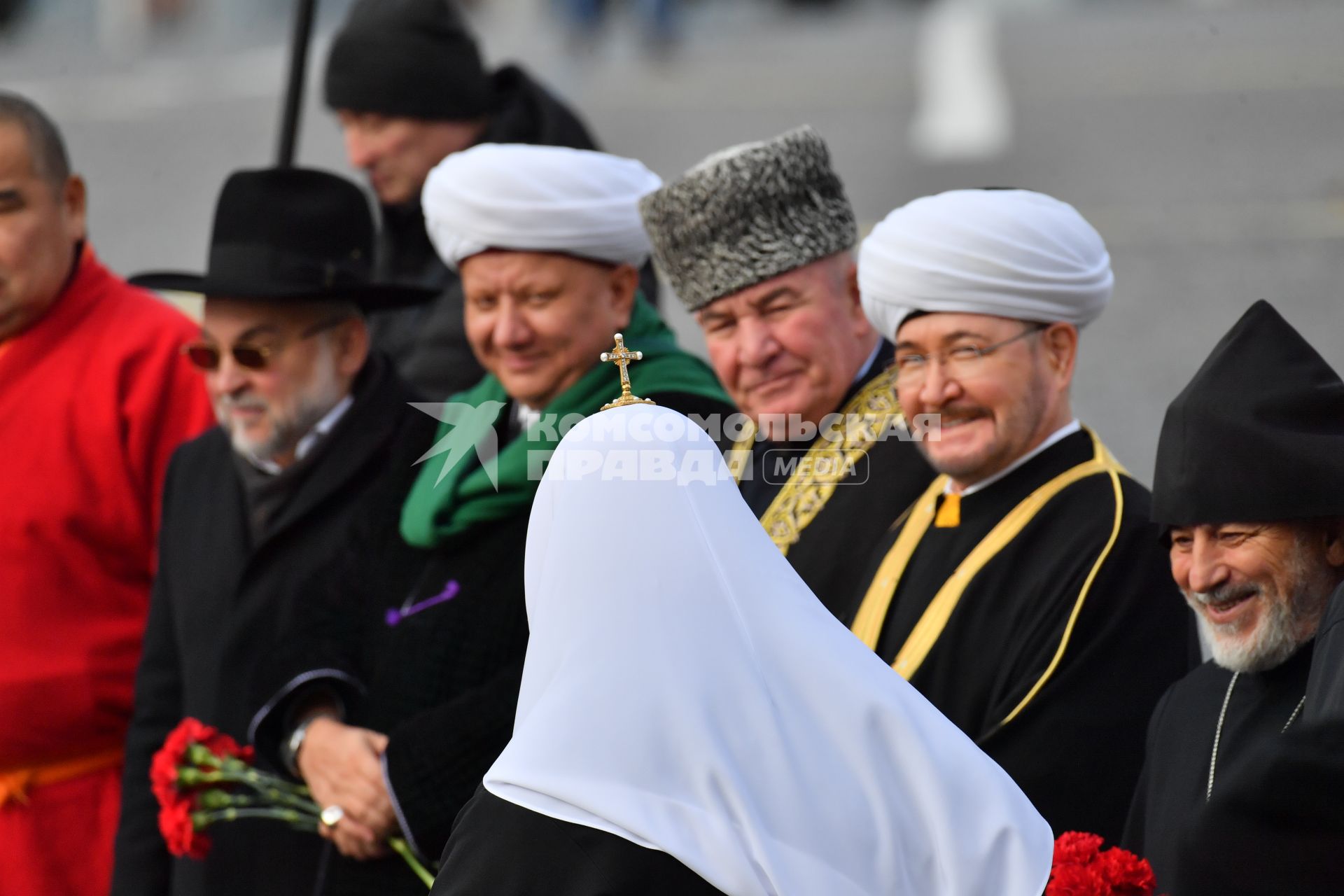 Москва. Патриарх Московский и всея Руси Кирилл (на первом плане); (слева направо) раввин, вице-президент Конгресса еврейских религиозных организаций и объединений в России Иван Сусайков, председатель Духовного собрания мусульман РФ муфтий Альбир Крганов, председатель Координационного центра мусульман Северного Кавказа муфтий Карачаево-Черкесии Исмаил Бердиев, председатель Духовного управления мусульман Европейской части России муфтий шейх Равиль Гайнутдин и архиепископ, глава Российской и Ново-Нахичеванской епархии Армянской апостольской церкви Езрас на церемонии возложения цветов к памятнику Минину и Пожарскому в День народного единства.