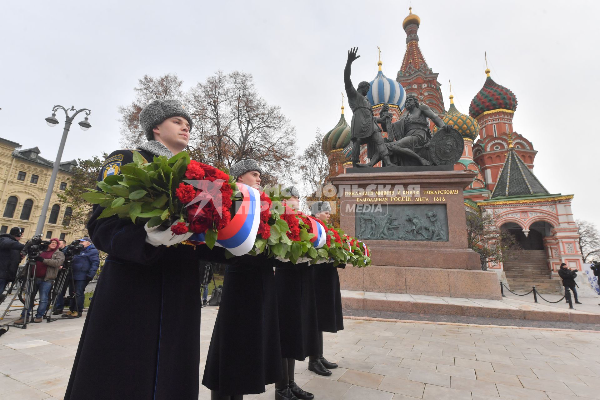 Москва. Церемония возложения цветов к памятнику Минину и Пожарскому в День народного единства.