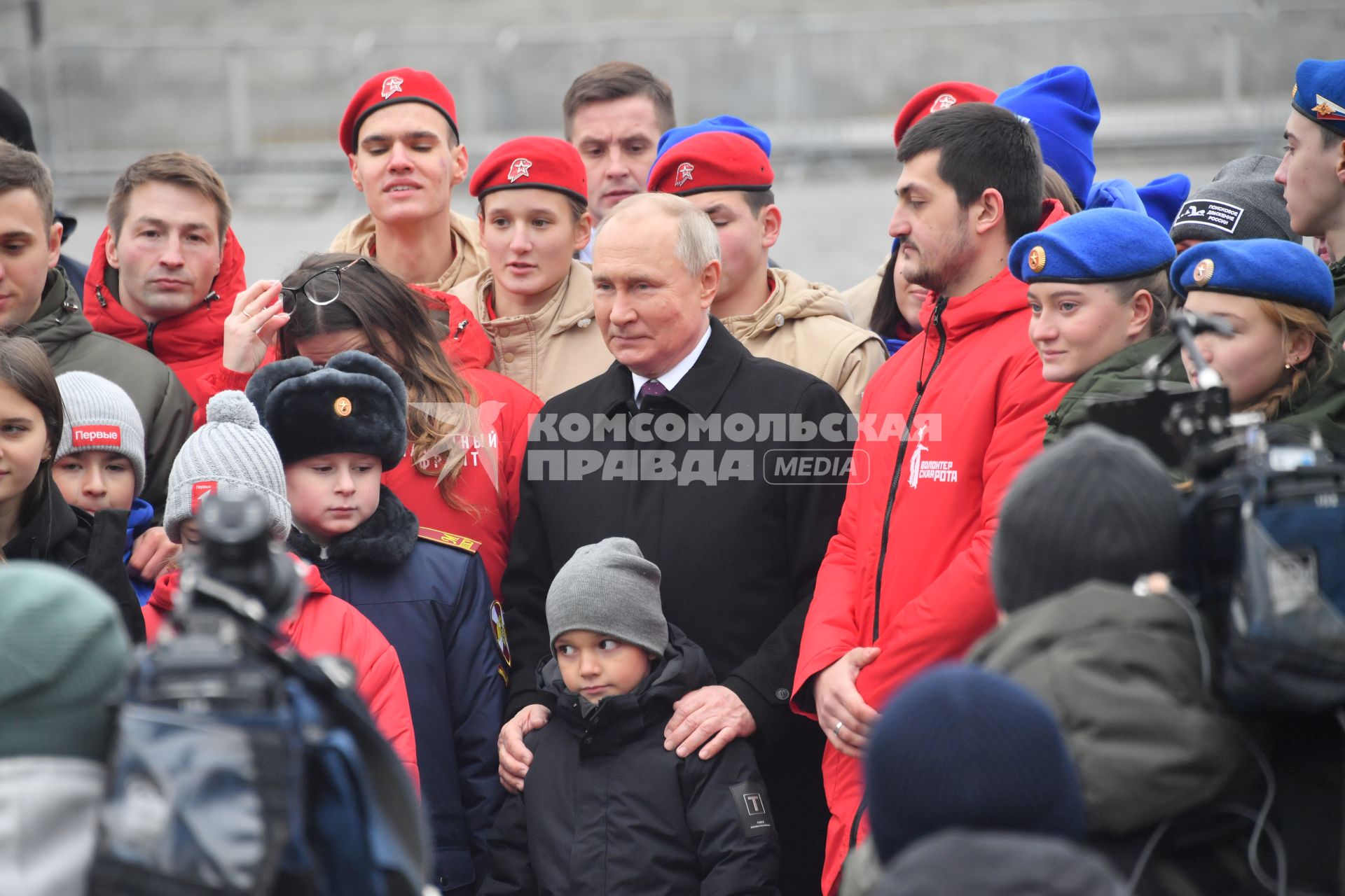 Москва. Президент РФ Владимир Путин фотографируется с волонтерами, участниками поисковых движений и детьми погибших героев специальной военной операции (СВО) после церемонии возложения цветов к памятнику Минину и Пожарскому в День народного единства.