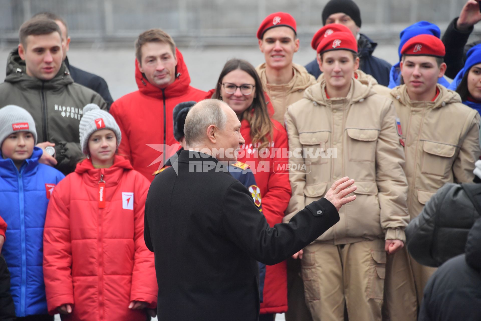 Москва. Президент РФ Владимир Путин общается с волонтерами, участниками поисковых движений и детьми погибших героев специальной военной операции (СВО) после церемонии возложения цветов к памятнику Минину и Пожарскому в День народного единства.