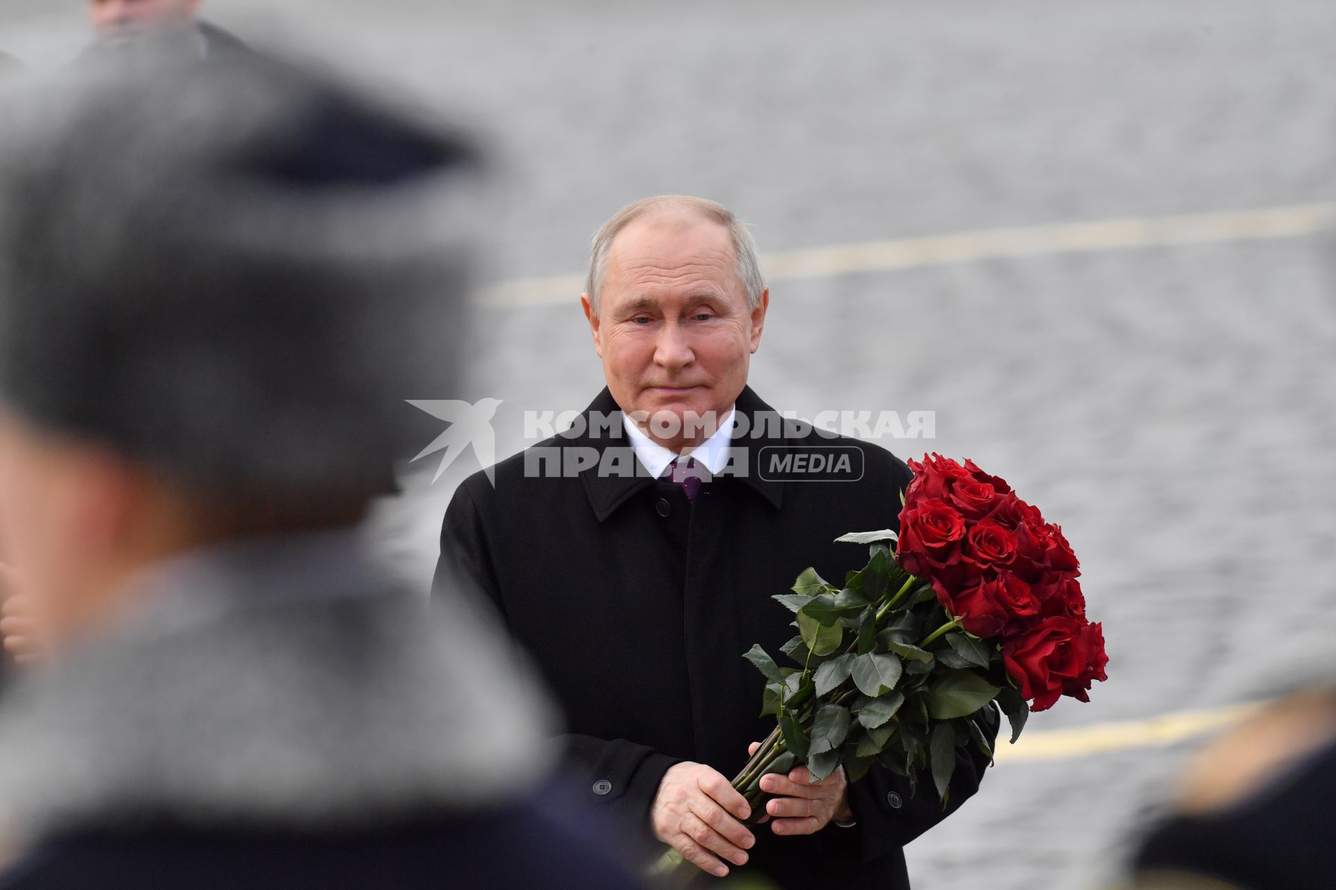 Москва. Президент РФ Владимир Путин на церемонии возложения цветов к памятнику Минину и Пожарскому в День народного единства.