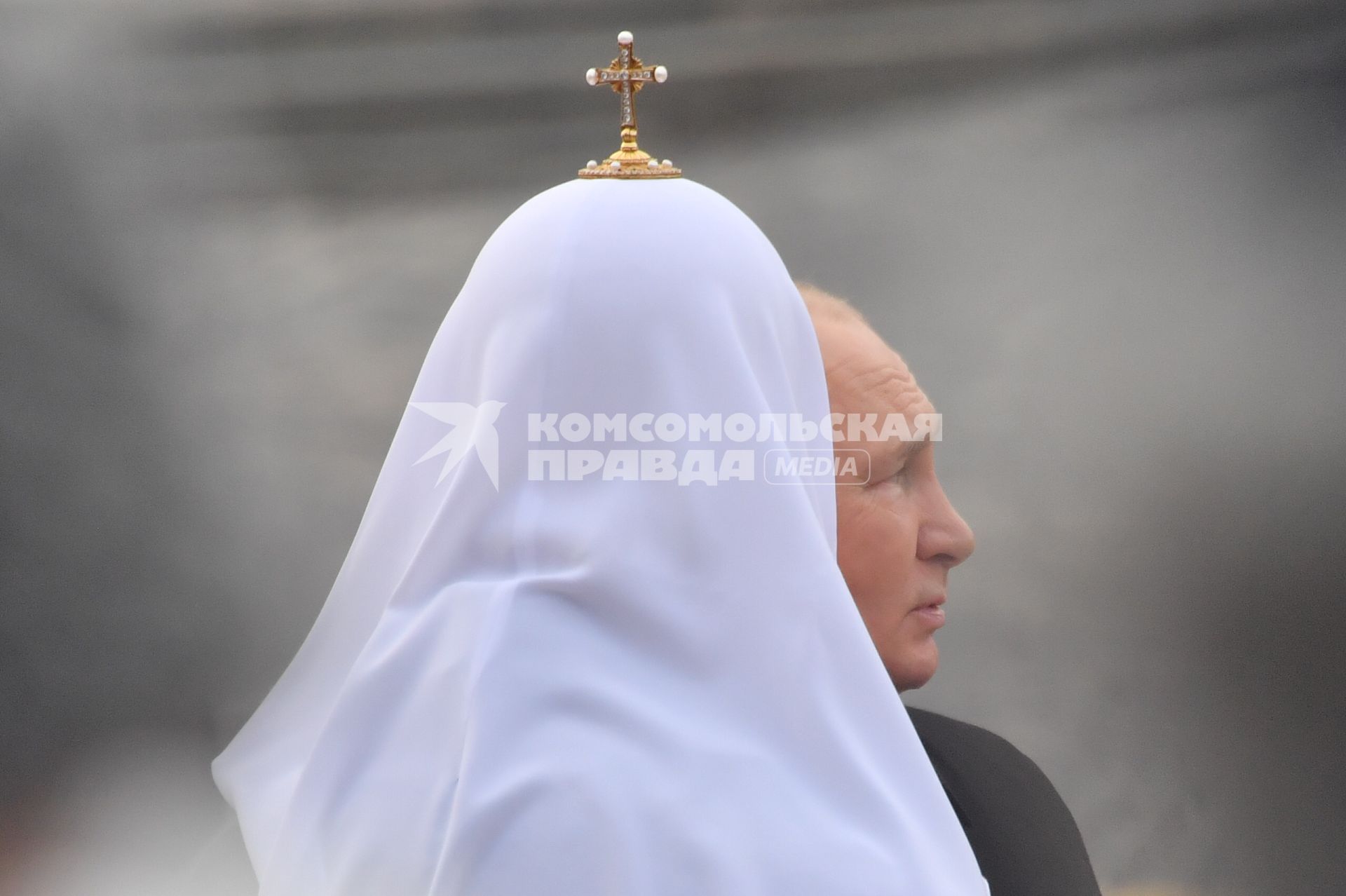 Москва. Патриарх Московский и всея Руси Кирилл и президент РФ Владимир Путин на церемонии возложения цветов к памятнику Минину и Пожарскому в День народного единства.