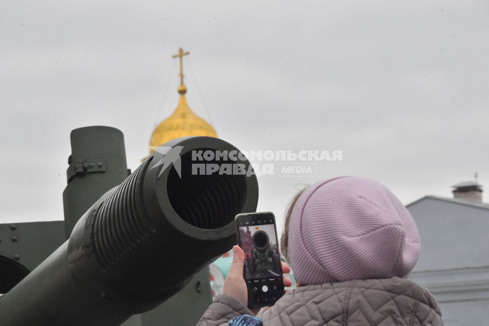 Москва. Посетители выставки, посвященной Дню народного единства и 82-й годовщине со дня проведения военного парада 7 ноября 1941 года на Красной площади.