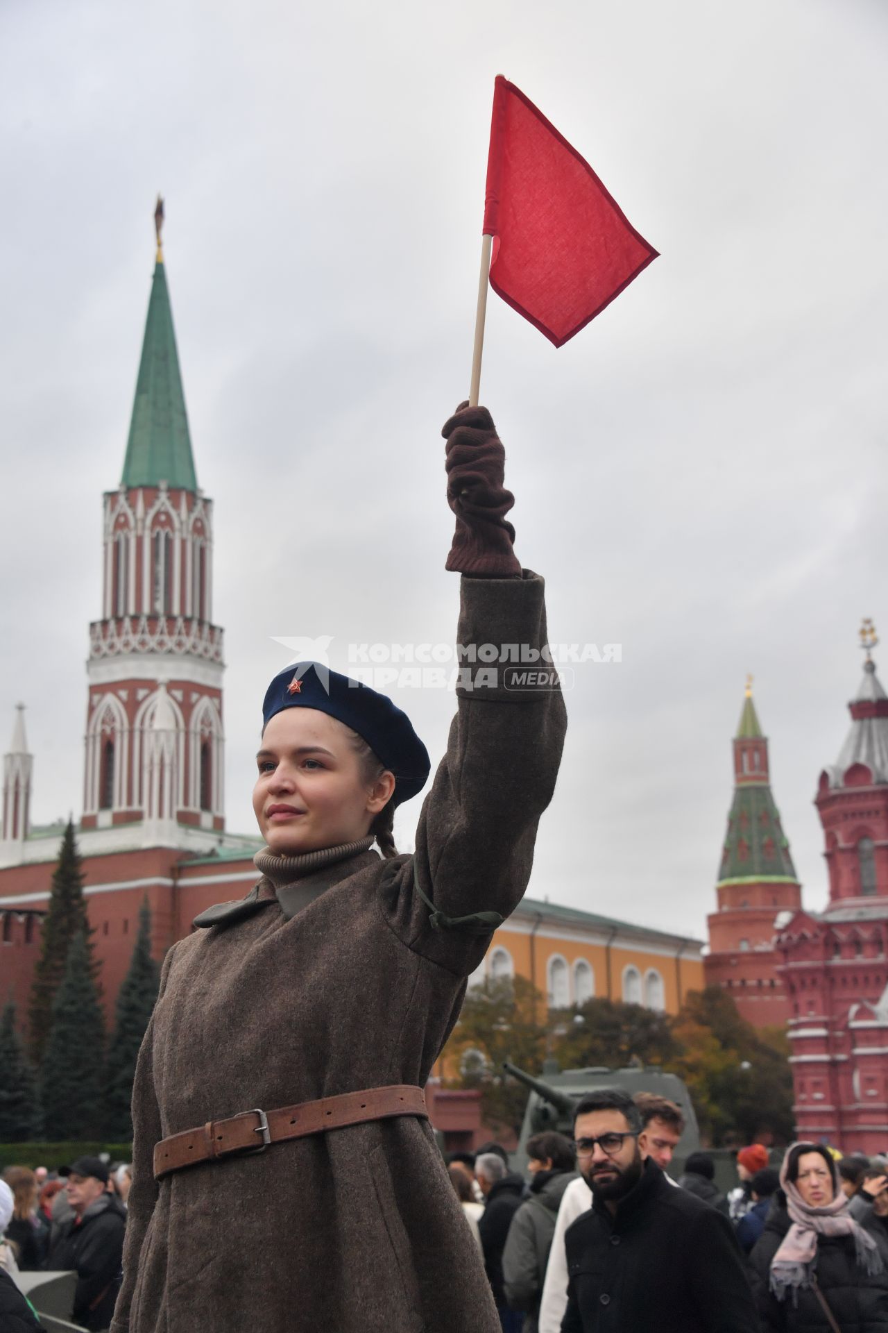 Москва. Участница выставки, посвященной Дню народного единства и 82-й годовщине со дня проведения военного парада 7 ноября 1941 года на Красной площади.