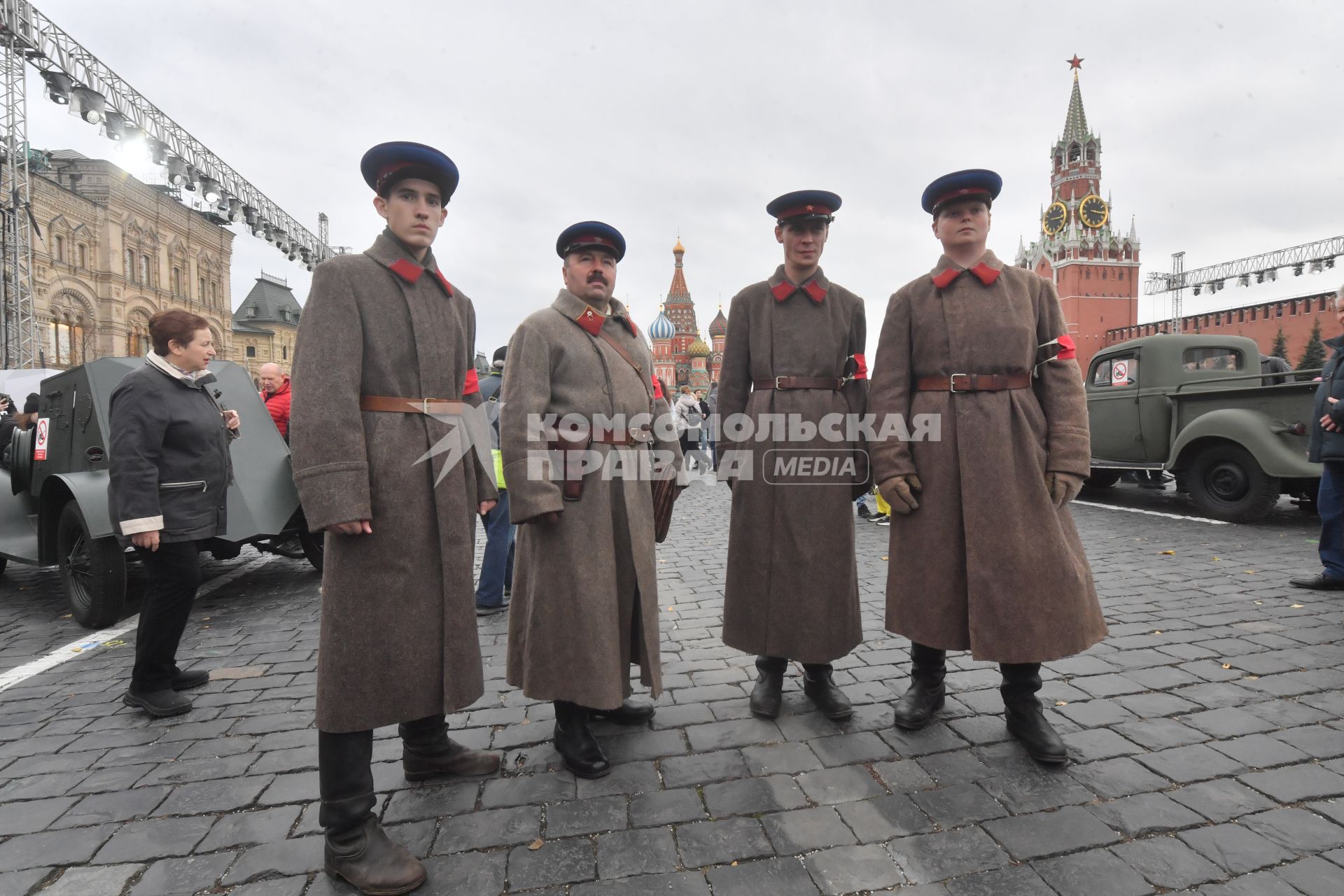 Москва. Участники выставки, посвященной Дню народного единства и 82-й годовщине со дня проведения военного парада 7 ноября 1941 года на Красной площади.