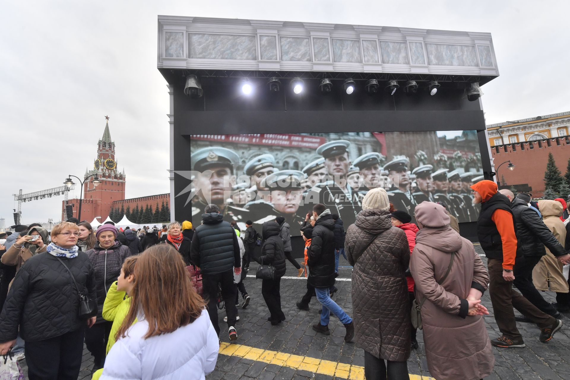 Москва. Выставка, посвященная Дню народного единства и 82-й годовщине со дня проведения военного парада 7 ноября 1941 года на Красной площади.