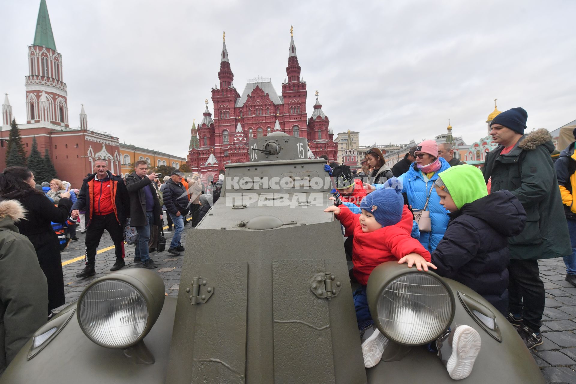 Москва. Посетители выставки, посвященной Дню народного единства и 82-й годовщине со дня проведения военного парада 7 ноября 1941 года на Красной площади.