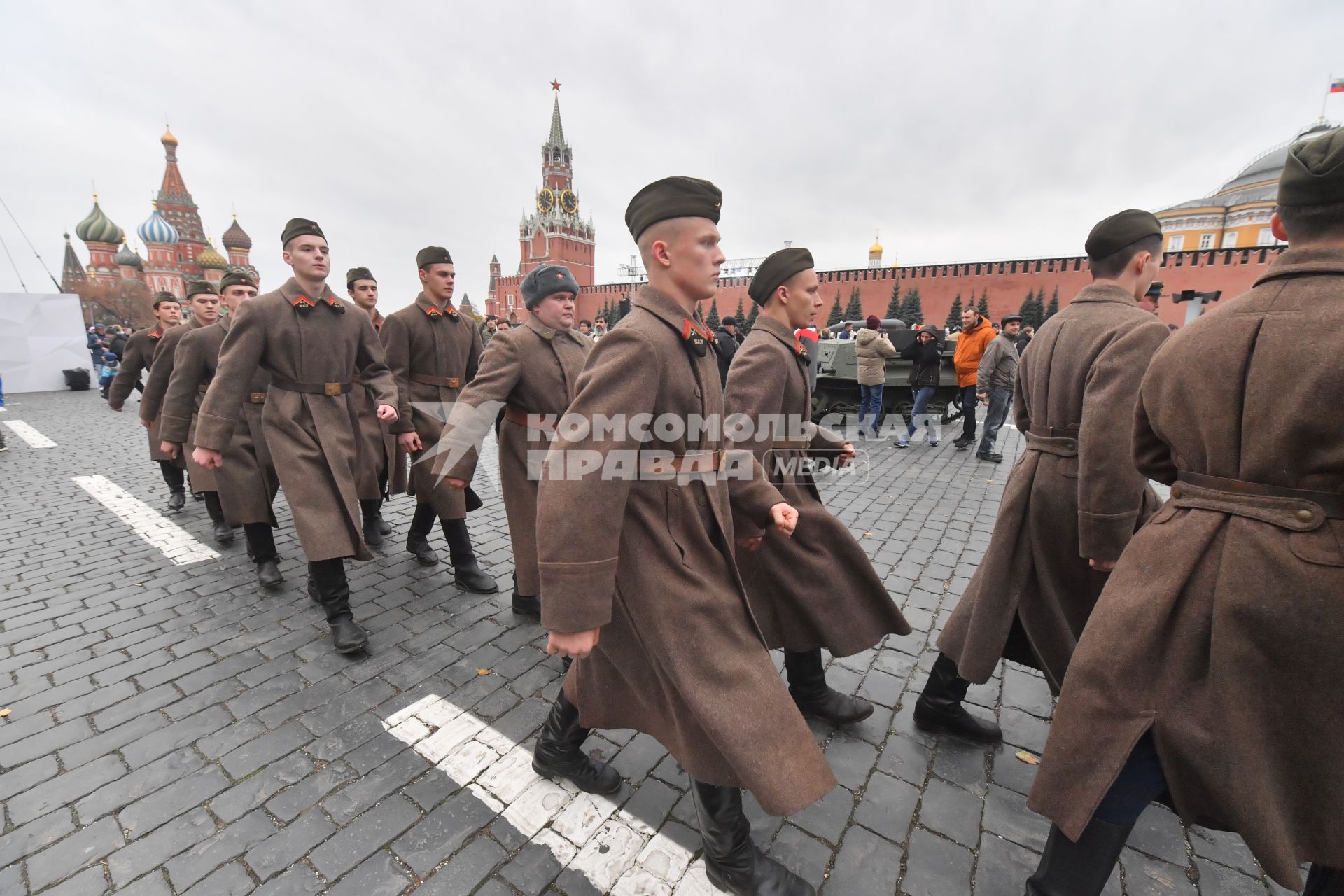 Москва. Участники выставки, посвященной Дню народного единства и 82-й годовщине со дня проведения военного парада 7 ноября 1941 года на Красной площади.