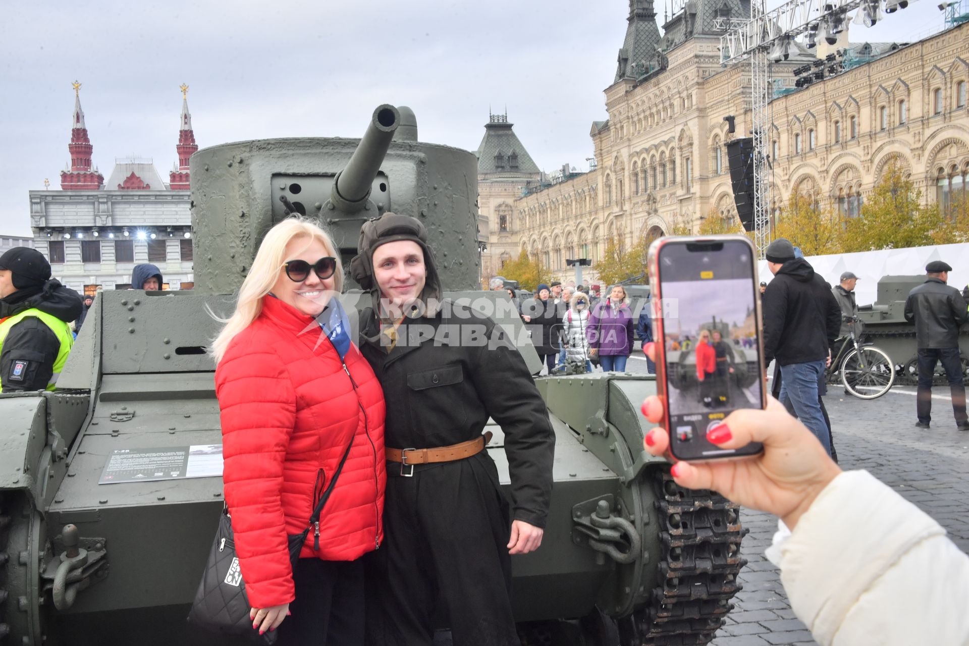 Москва. Посетители и участники выставки, посвященной Дню народного единства и 82-й годовщине со дня проведения военного парада 7 ноября 1941 года на Красной площади.