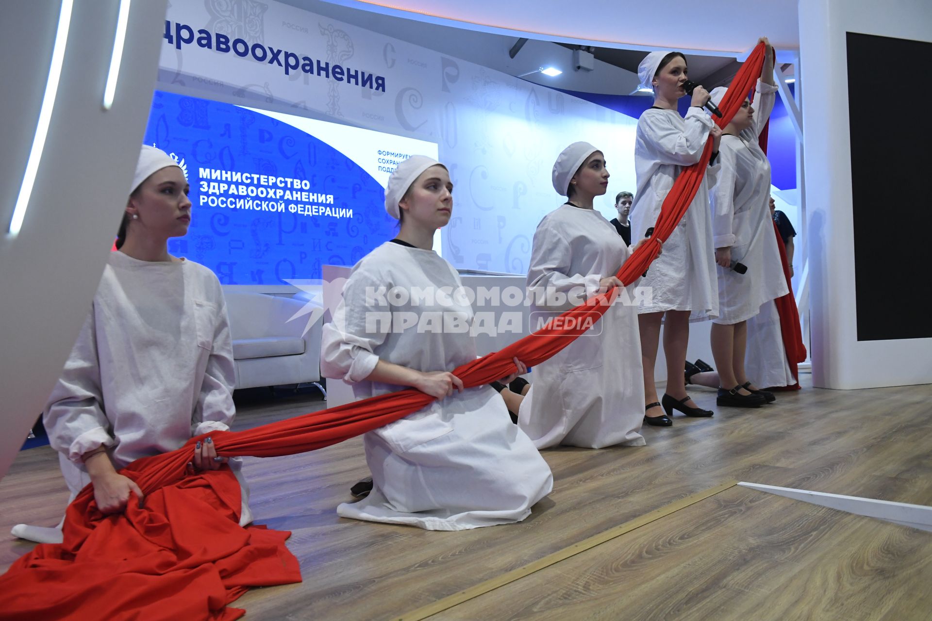 Москва. Участницы в павильоне Министерства здравоохронения  на выставке-форуме `Россия` на ВДНХ.