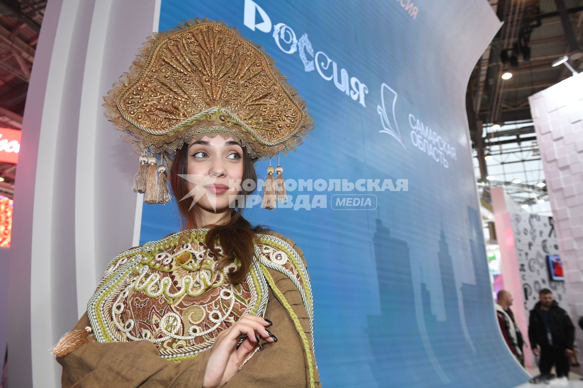 Москва. Девушка в кокошнике на выставке-форуме `Россия` на ВДНХ.