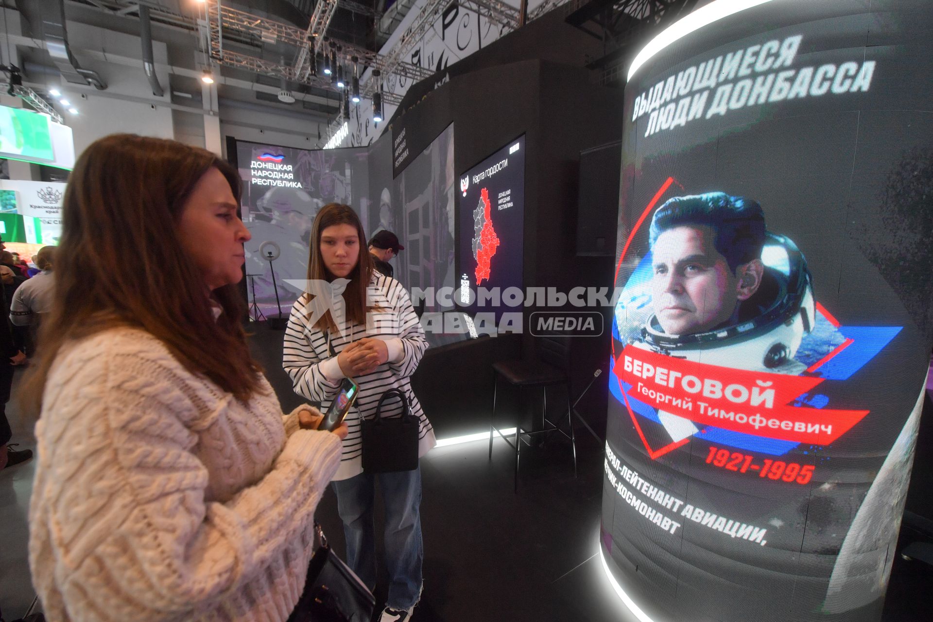 Москва.  Фотографии выдающихся людей Донбаса  на стенде Донецкой Народной Республики на выставке-форуме `Россия` на ВДНХ.