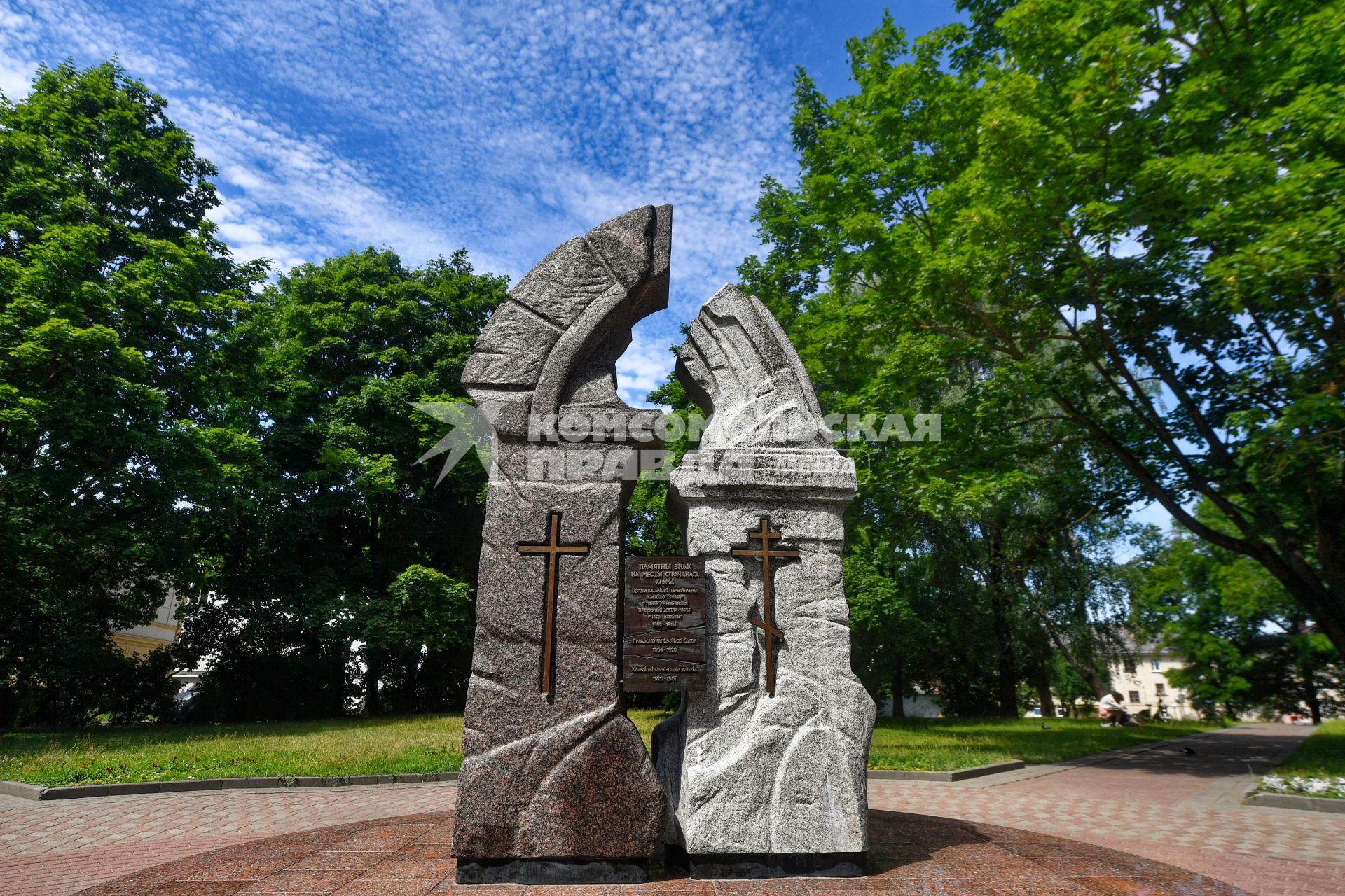 Гродно. Памятный знак `Поклонный крест` на месте святыни Фары Витовтa.