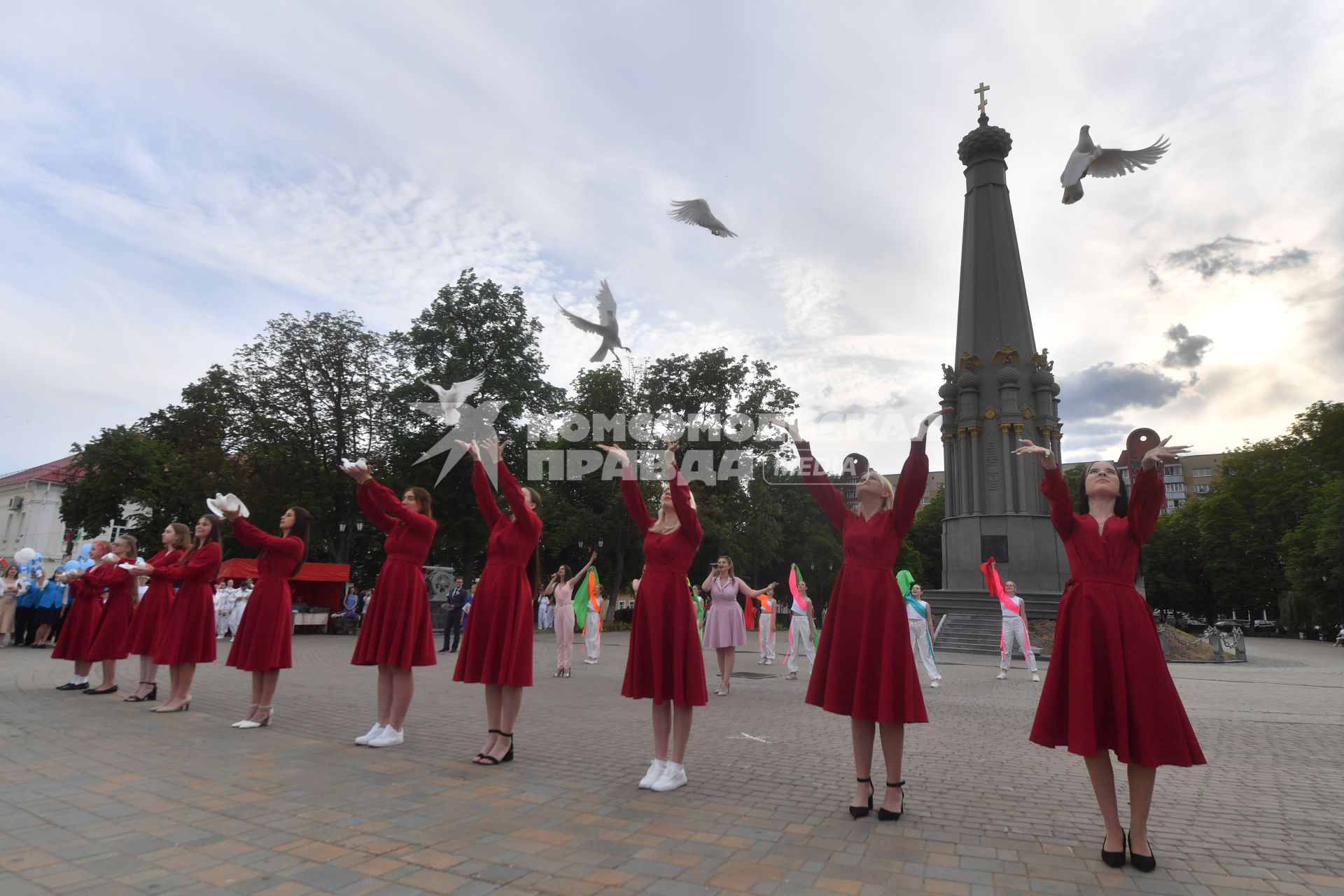 Полоцк. Торжественная встреча участников `Поезда памяти` на площади Свободы.