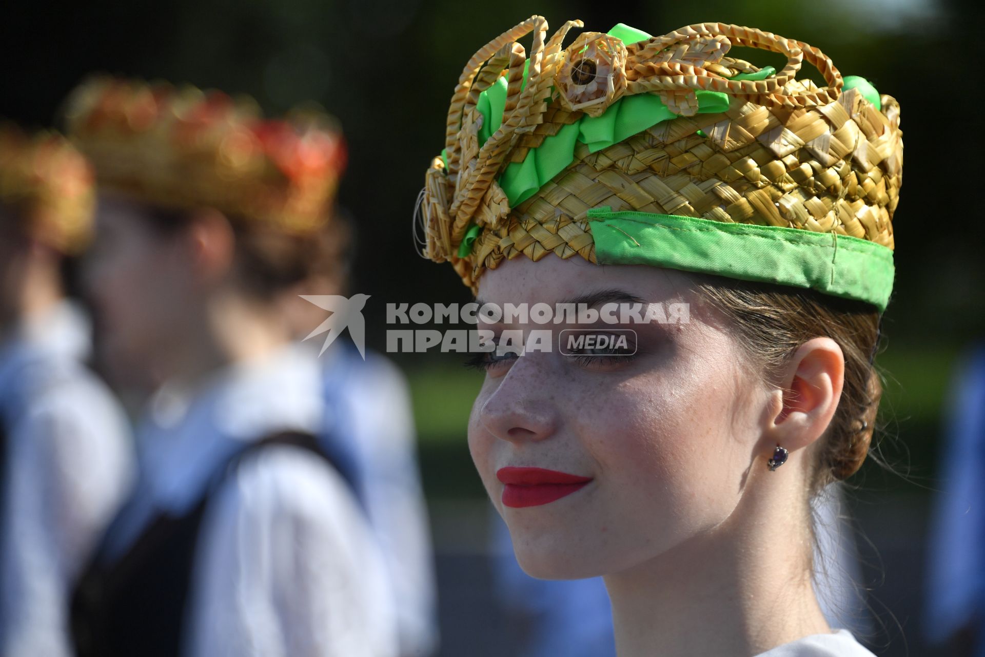 Полоцк. Девушки в костюмах провожают участников `Поезда памяти` на вокзале.