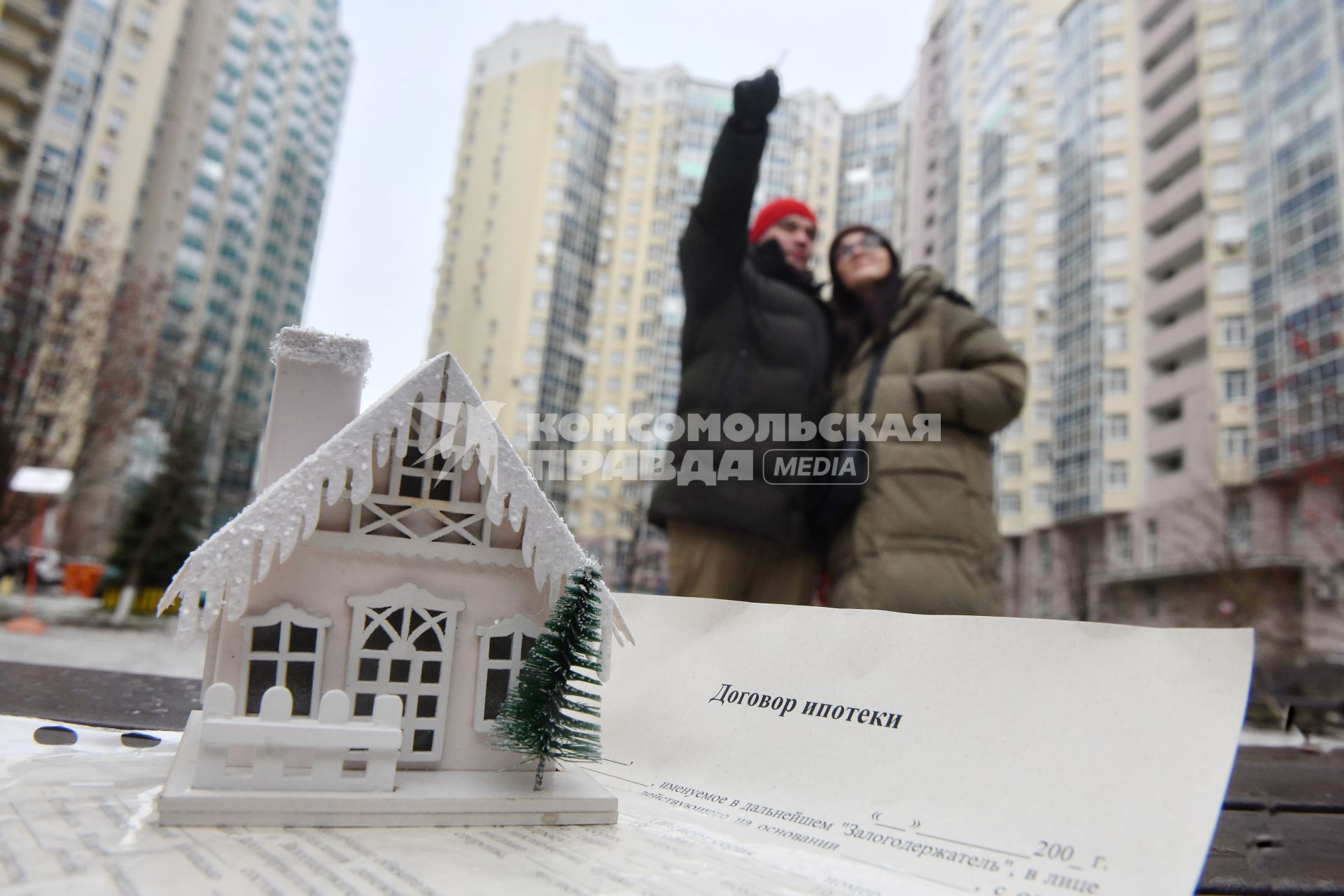 Екатеринбург. Молодая пара во дворе многоквартирного жилого дома, в котором они купили жилье в ипотеку
