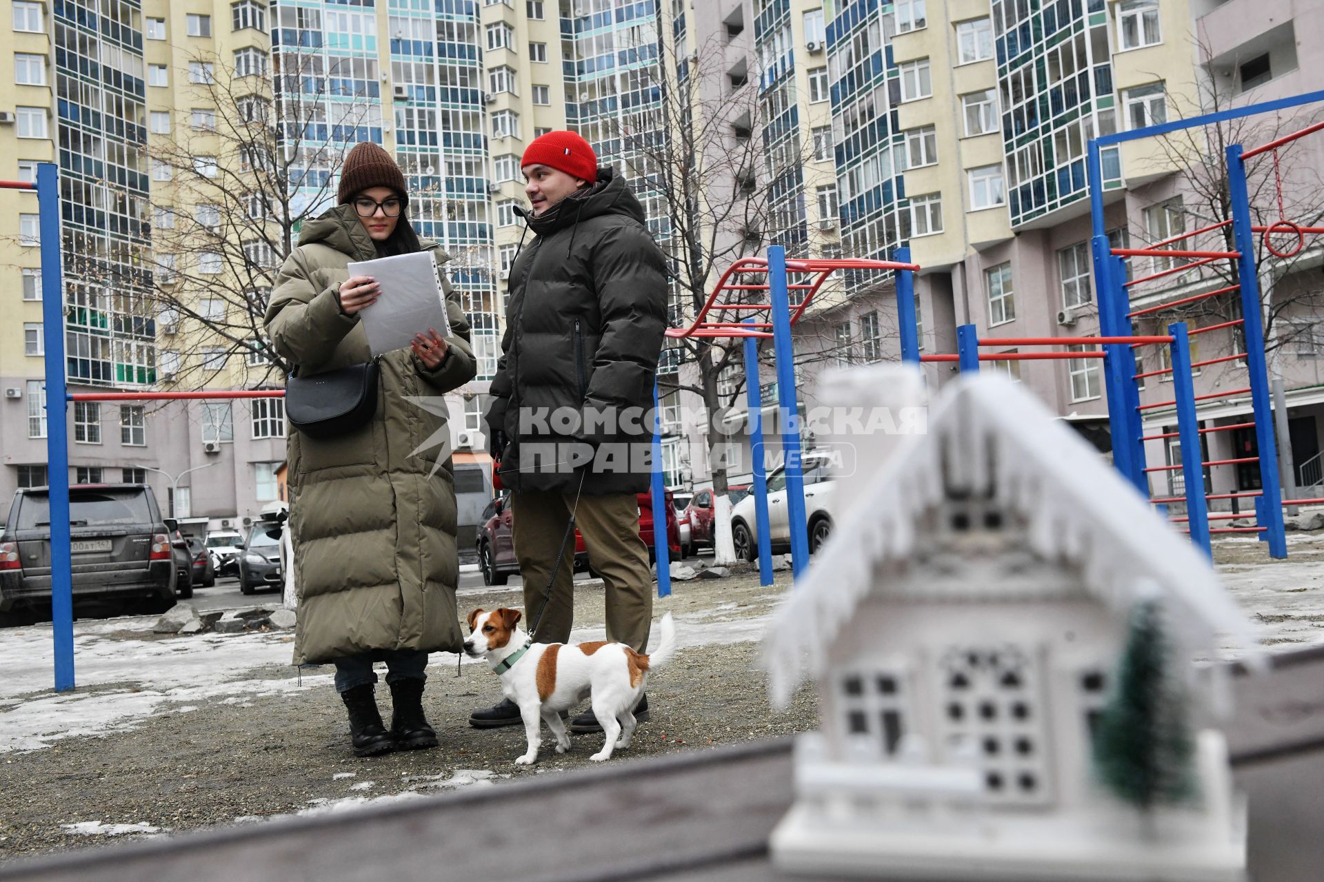 Екатеринбург. Молодая пара с документами на квартиру, во дворе многоквартирного жилого дома