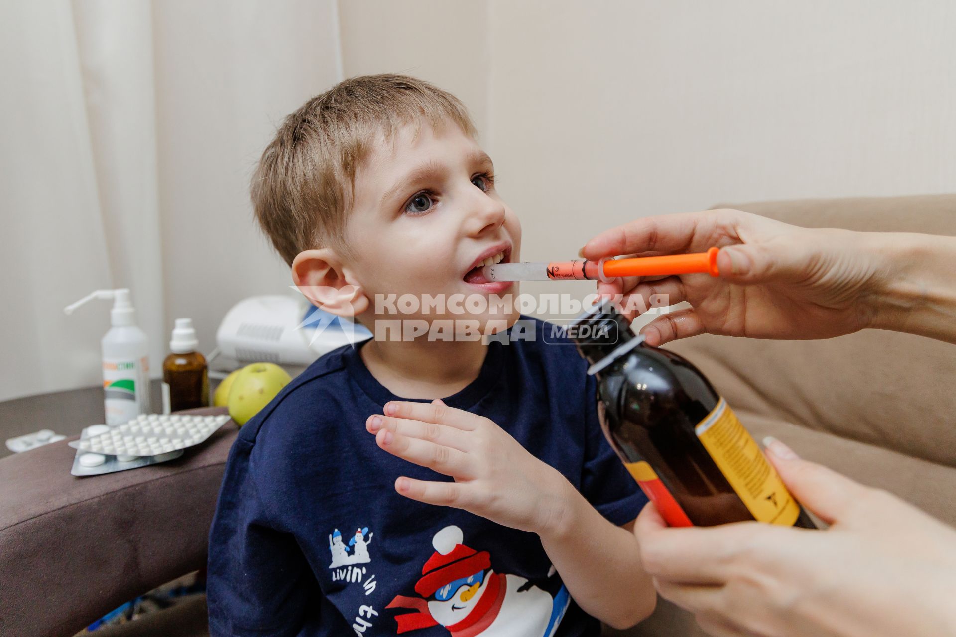 Челябинск. Мальчик принимает лекарство.