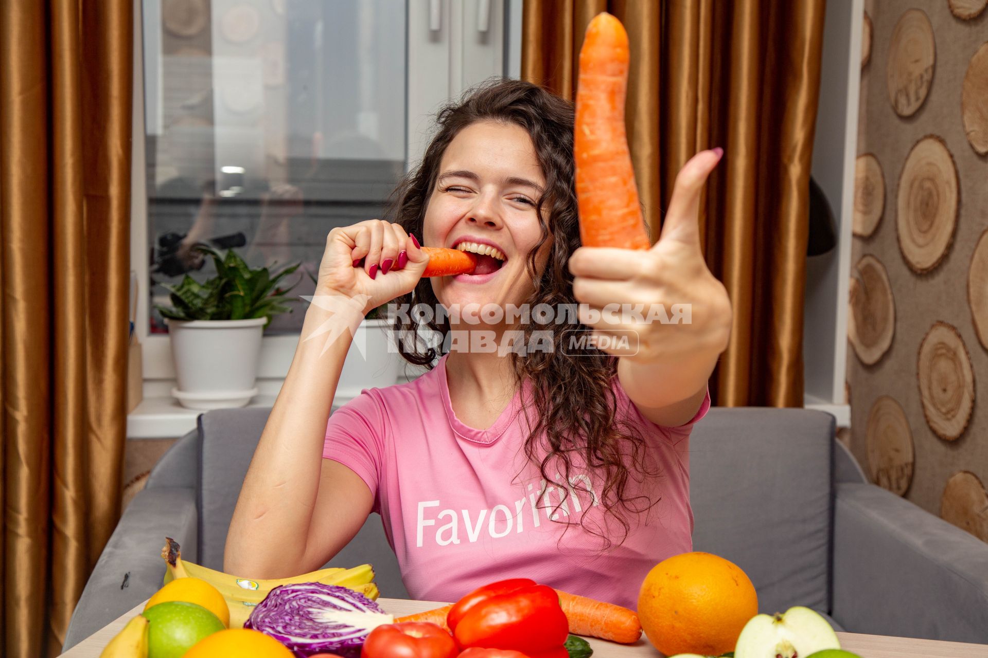 Москва. Девушка ест морковь.