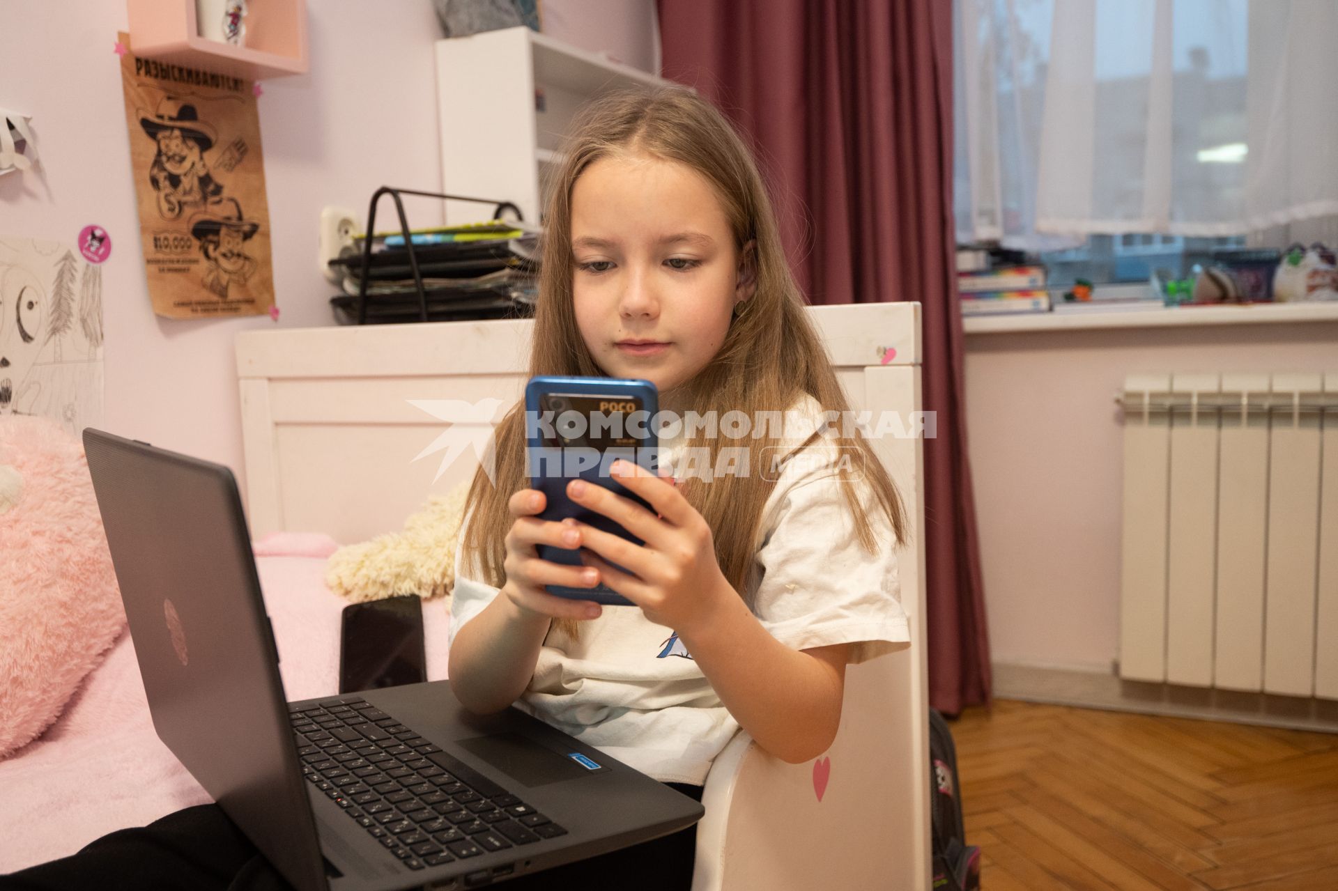 Санкт-Петербург. Девочка с мобильным телефоном и ноутбуком.