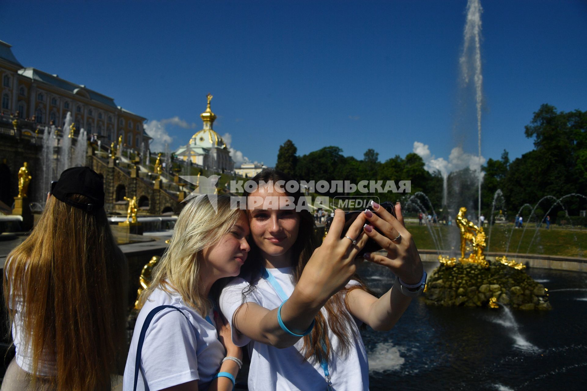 Санкт-Петербург. Участники `Поезда памяти` фотографируются на территории Государственного музея-заповедника `Петергоф`.